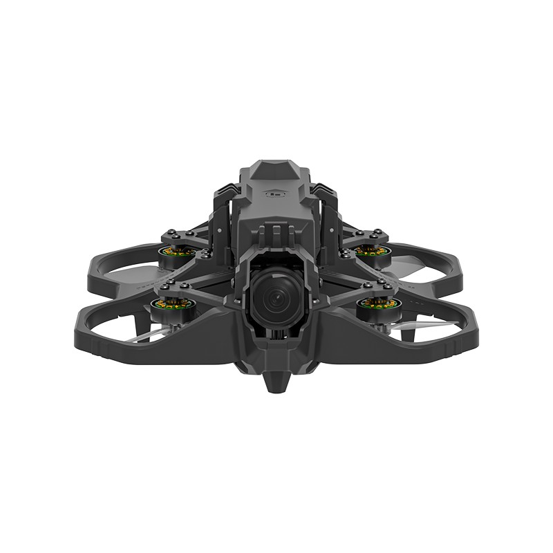 Czarny quadcopter z kamerą i śmigłami, na białym tle.