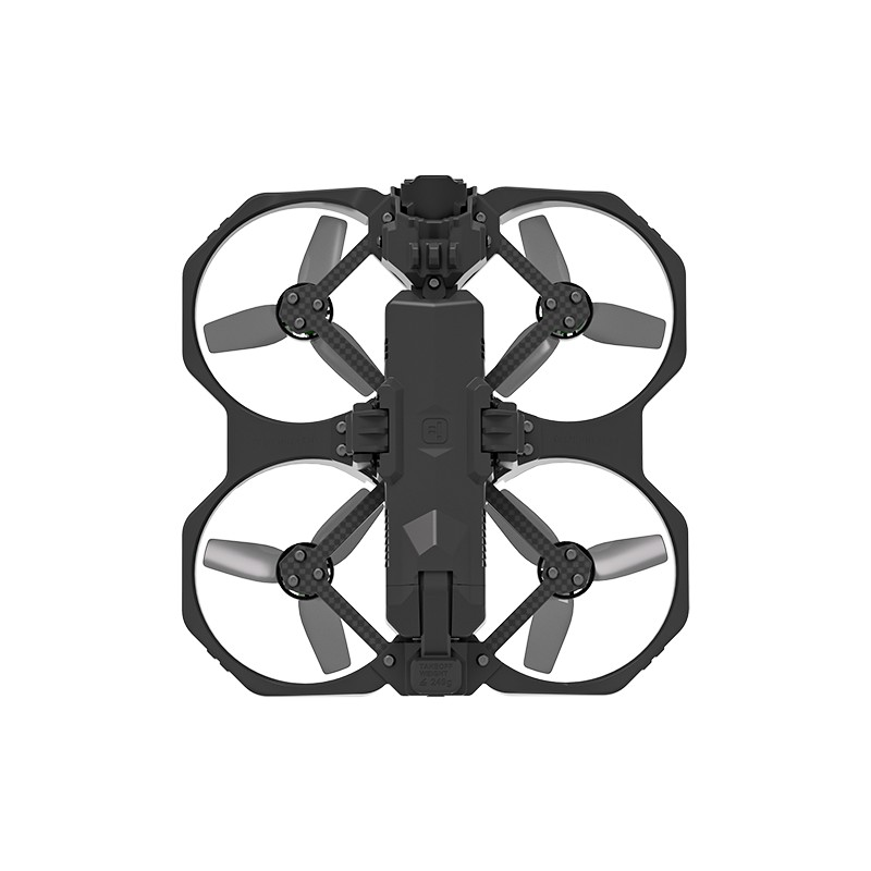 Czarny mini dron z czterema śmigłami i pierścieniami ochronnymi na białym tle.