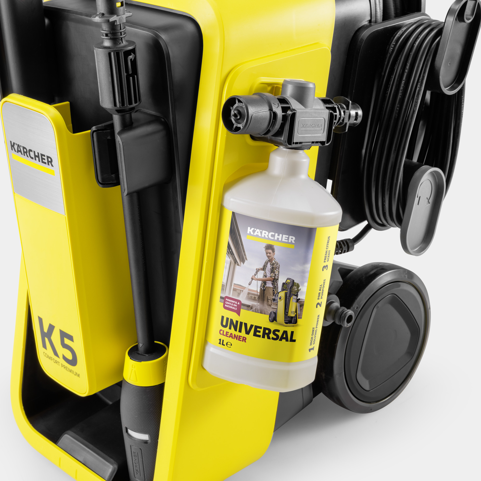 Idropulitrice gialla K5 con accessori e flacone di detergente.