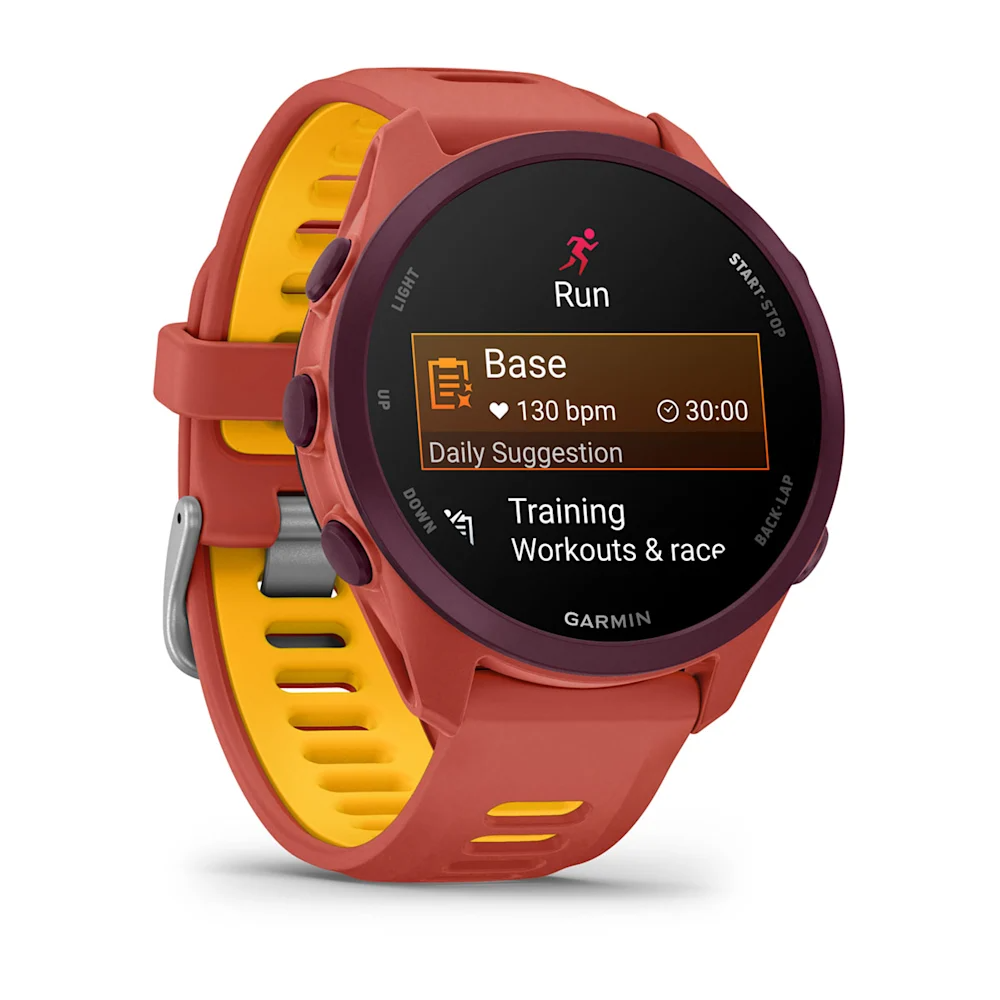 Koşu ekranı gösteren kırmızı ve sarı Garmin spor saati.