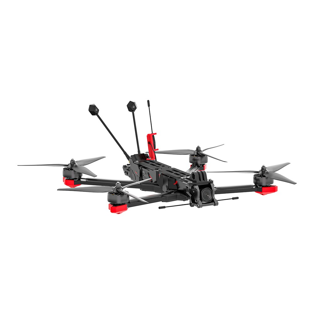Czarny quadcopter z czerwonymi akcentami i antenami na białym tle.