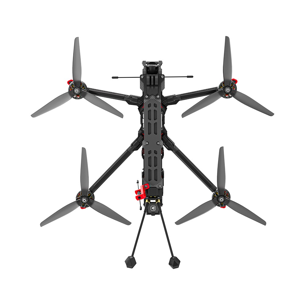 Czarny quadrocopter z szarymi śmigłami na białym tle.