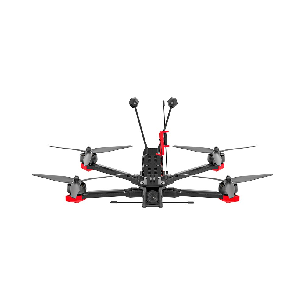 Czarny dron wyścigowy FPV z czerwonymi akcentami na białym tle.
