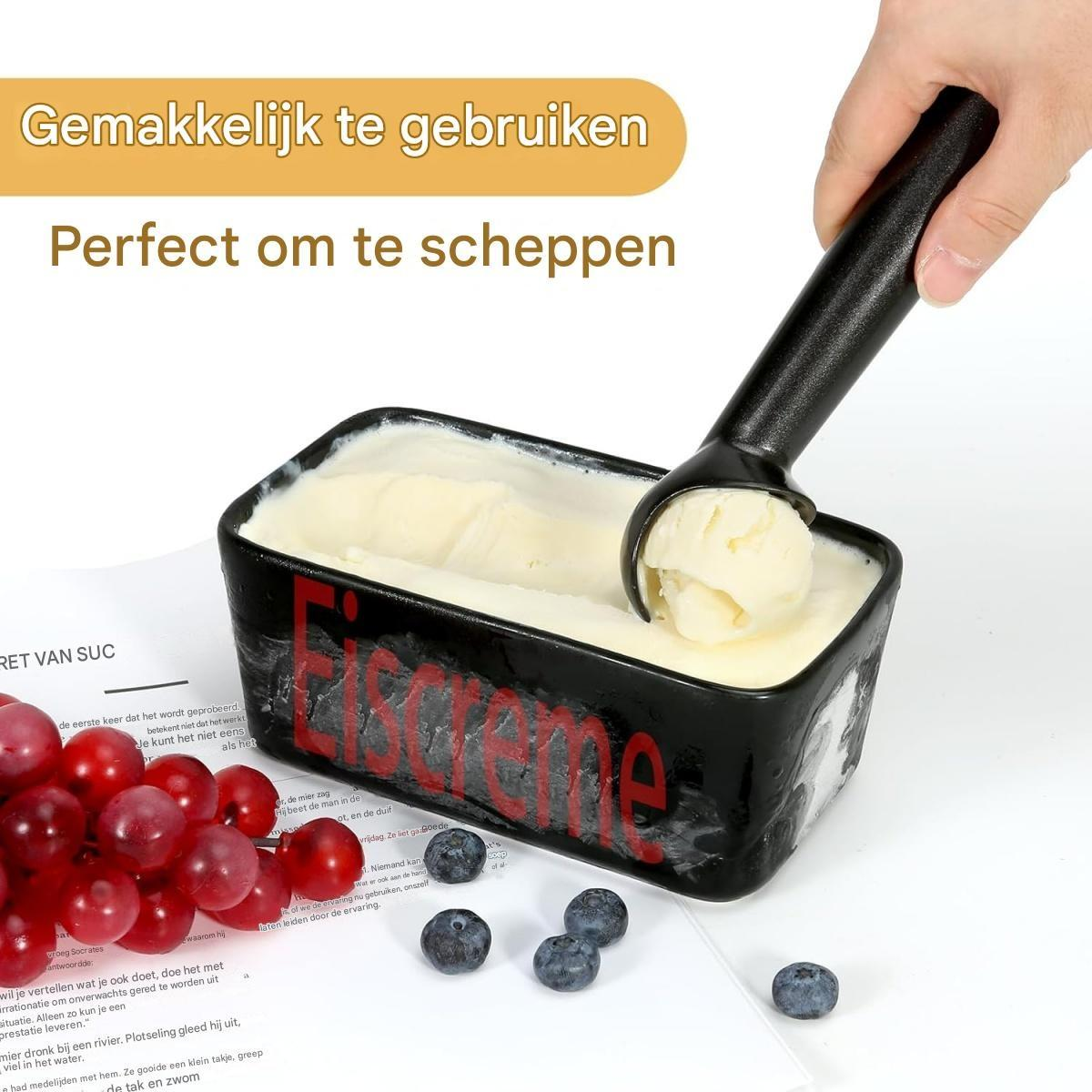 Eine schwarze Schüssel mit Eiscreme, garniert mit Beeren und einem Löffel.