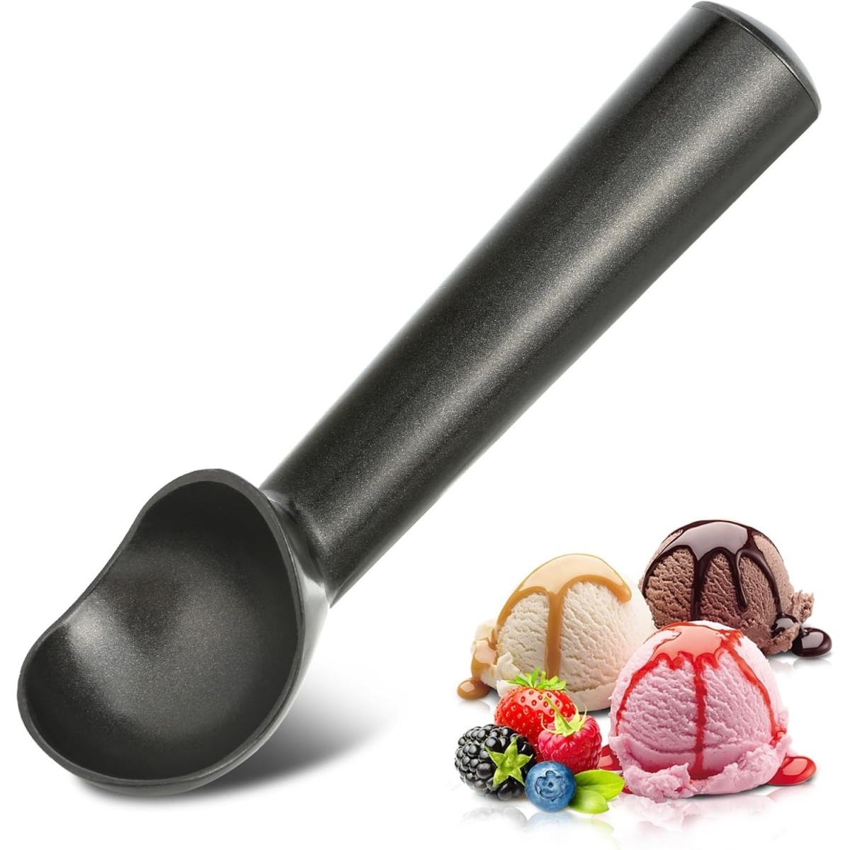 Ein schwarzer Eisportionierer neben drei Kugeln Eis und Beeren.