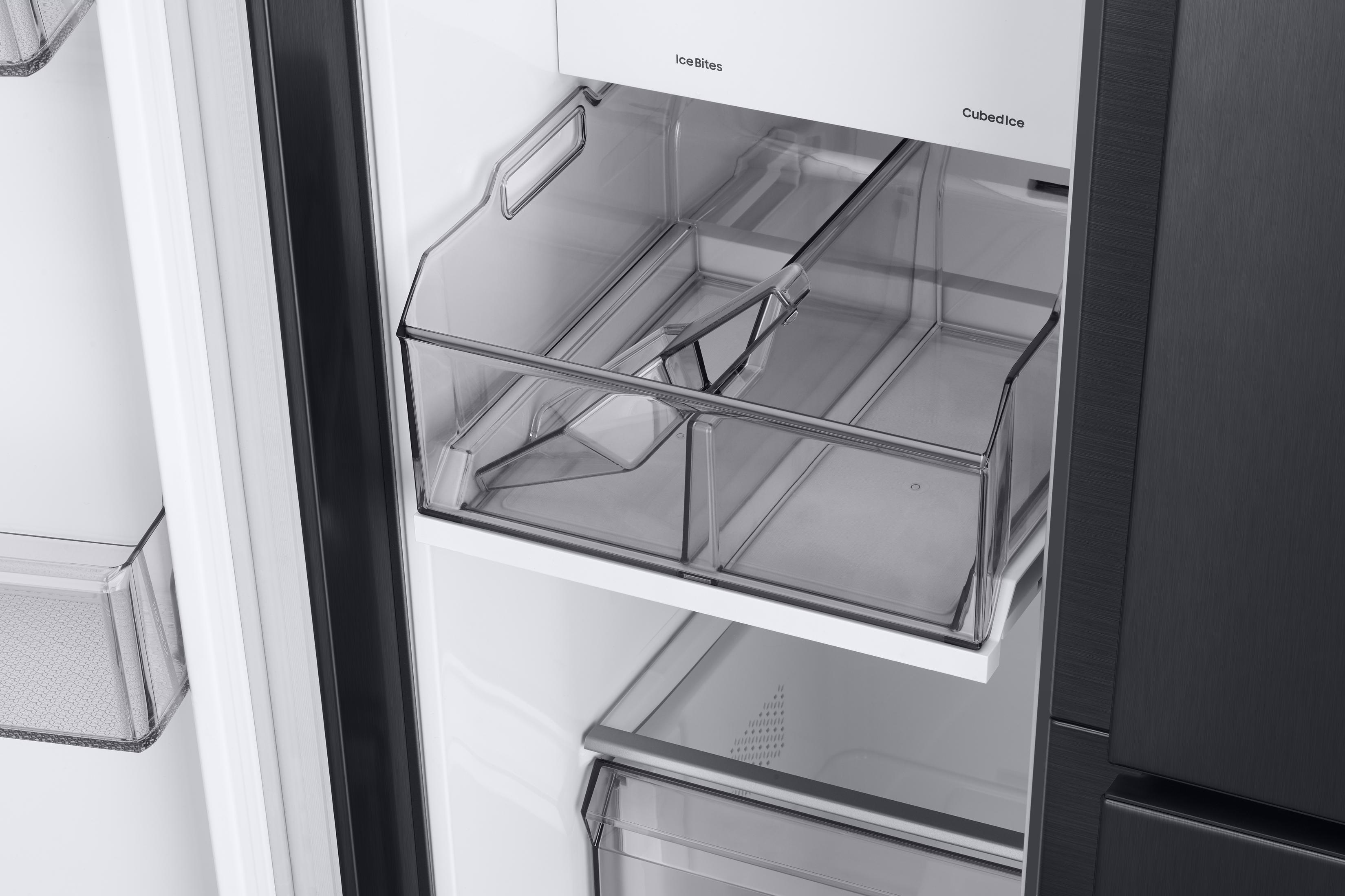 Ein transparenter Eisbereiter mit zwei Fächern in einem Kühlschrank.
