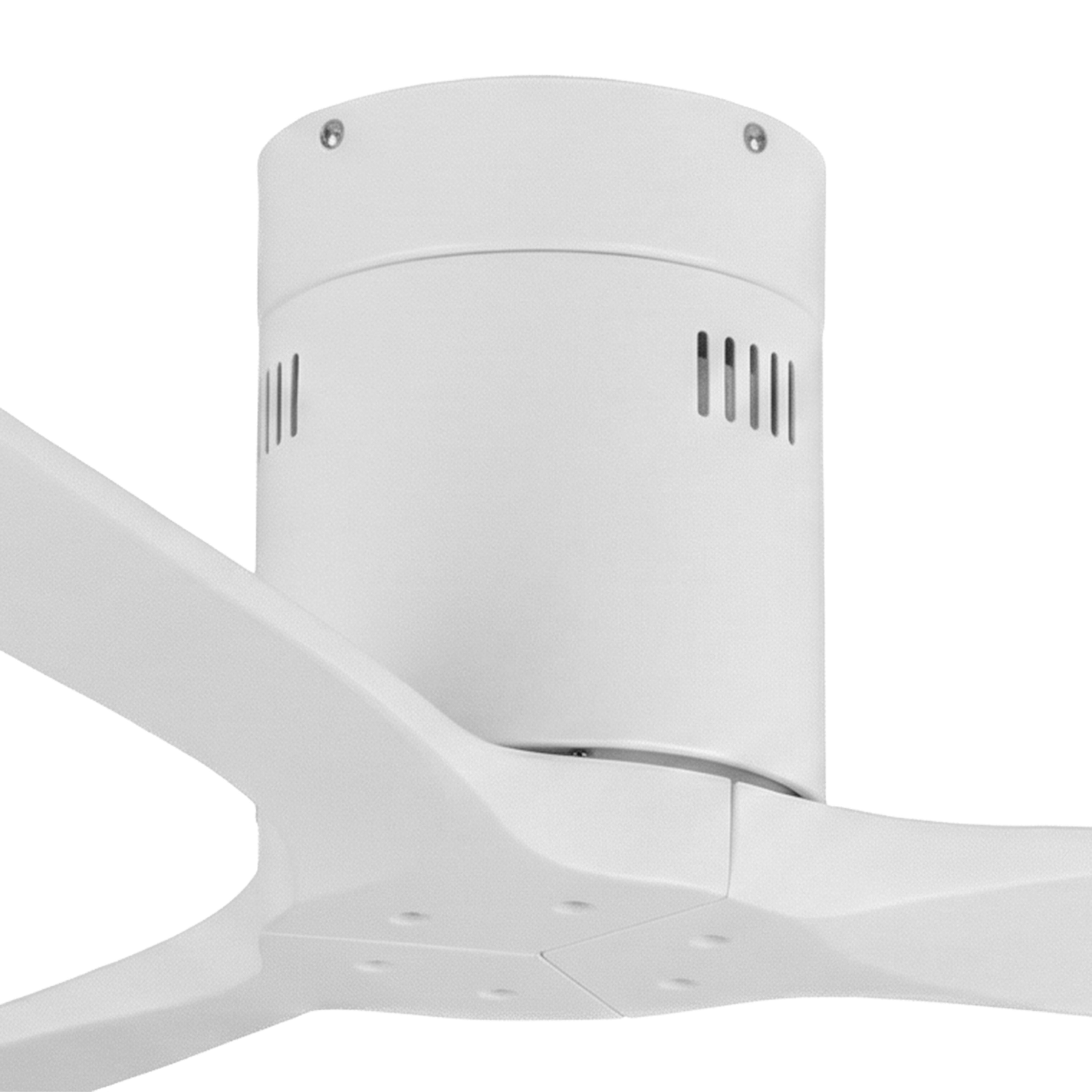 Una base de ventilador de techo blanca con tres aspas blancas. Se ven ranuras de ventilación.