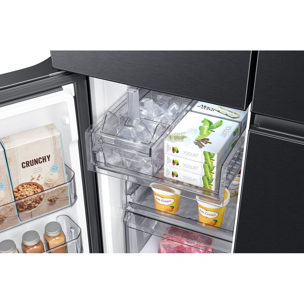 Scomparto frigorifero con ghiaccio, yogurt, gelato e carne.