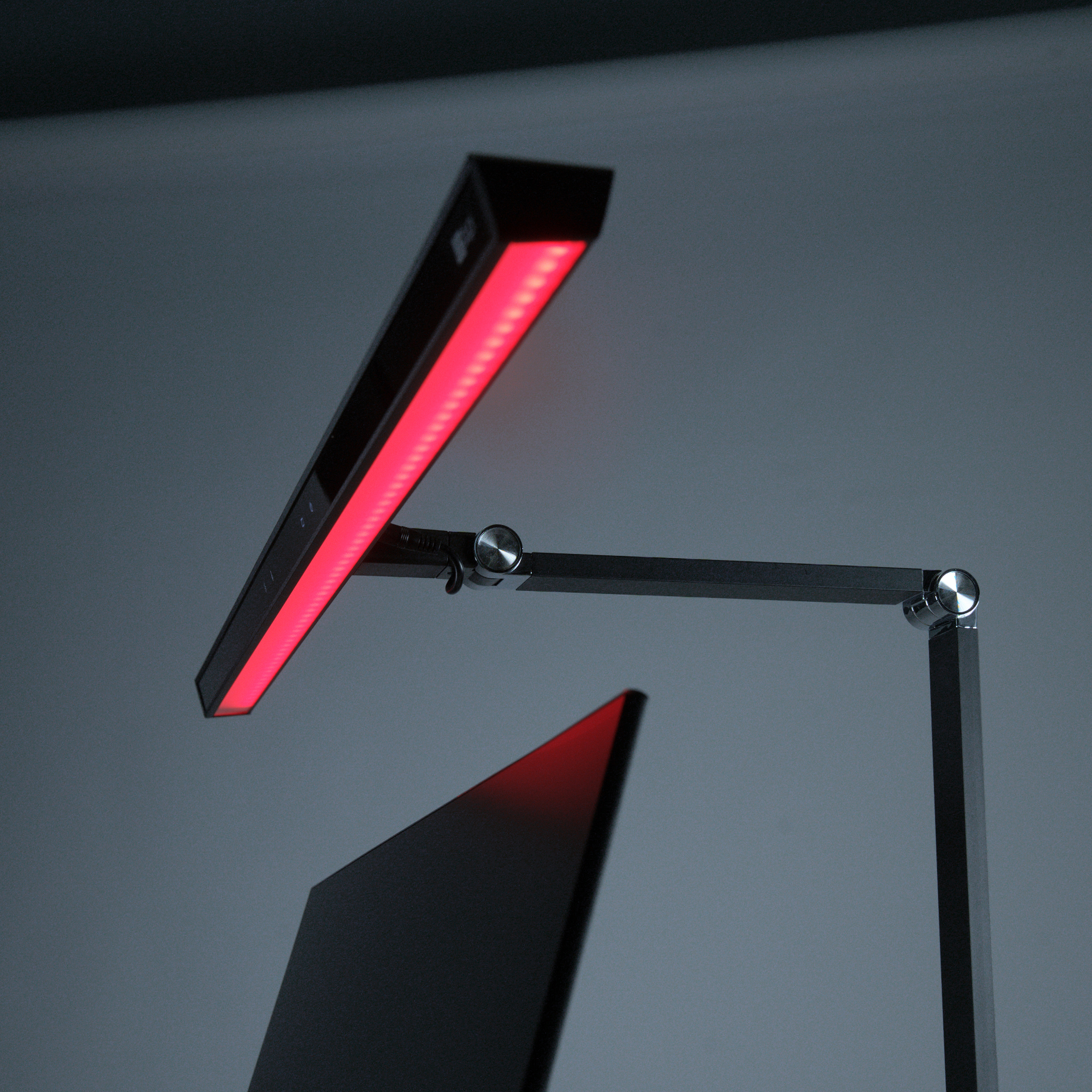 Ein moderner Schreibtisch mit roter LED-Beleuchtung.