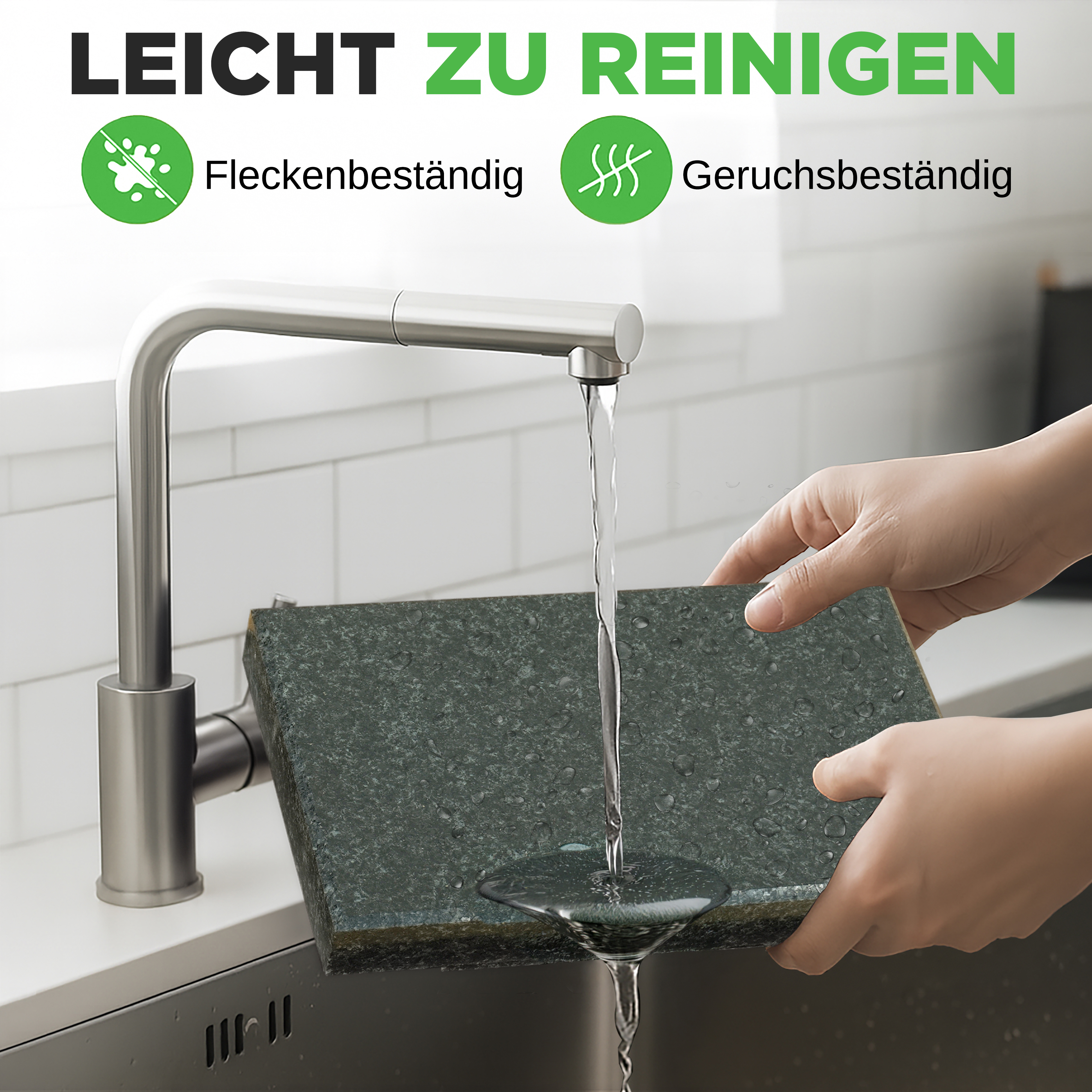 Eine Person wäscht einen dunkelgrünen Schwamm unter einem Wasserhahn.