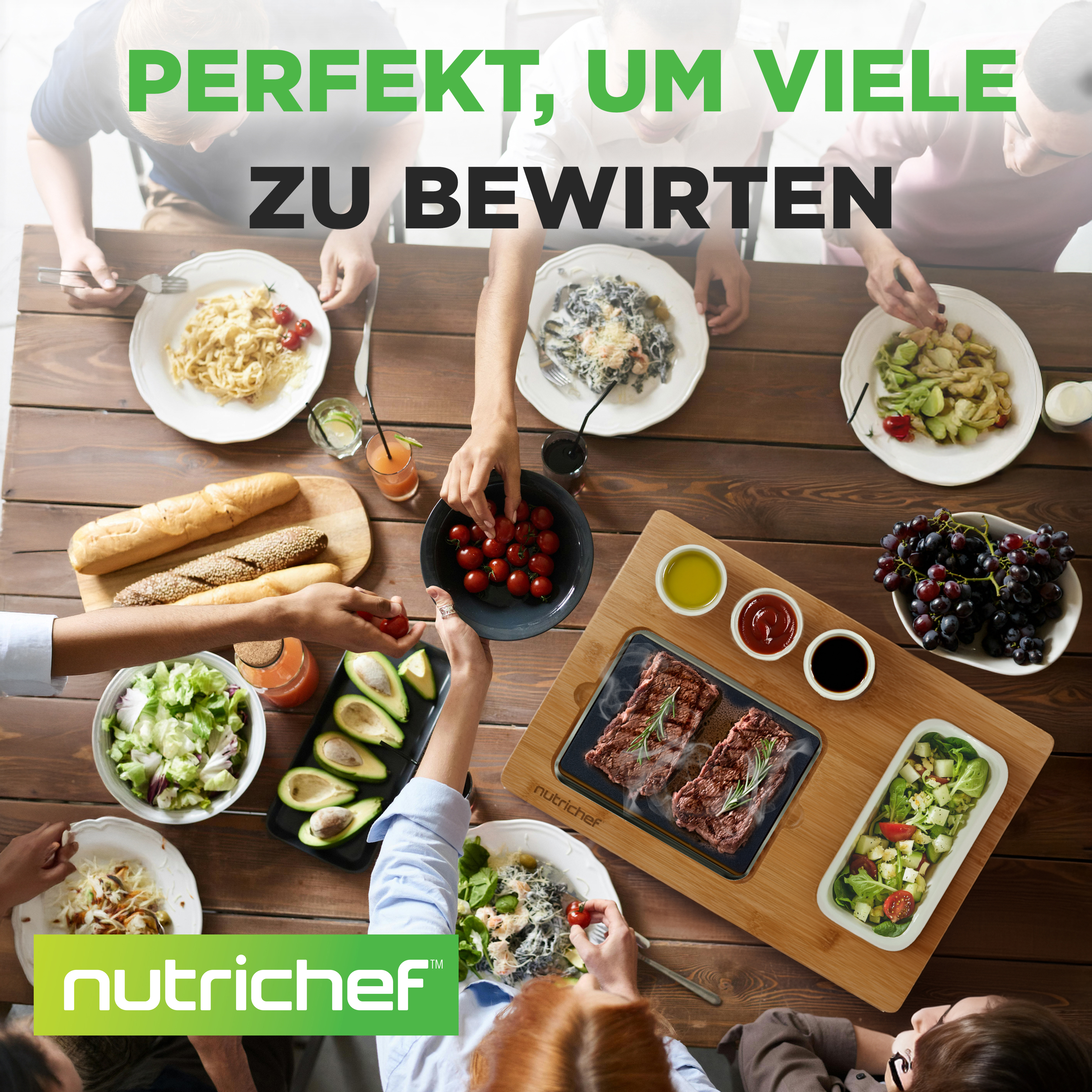 Menschen essen an einem Holztisch, auf dem Speisen wie Steak, Pasta und Salat serviert werden.