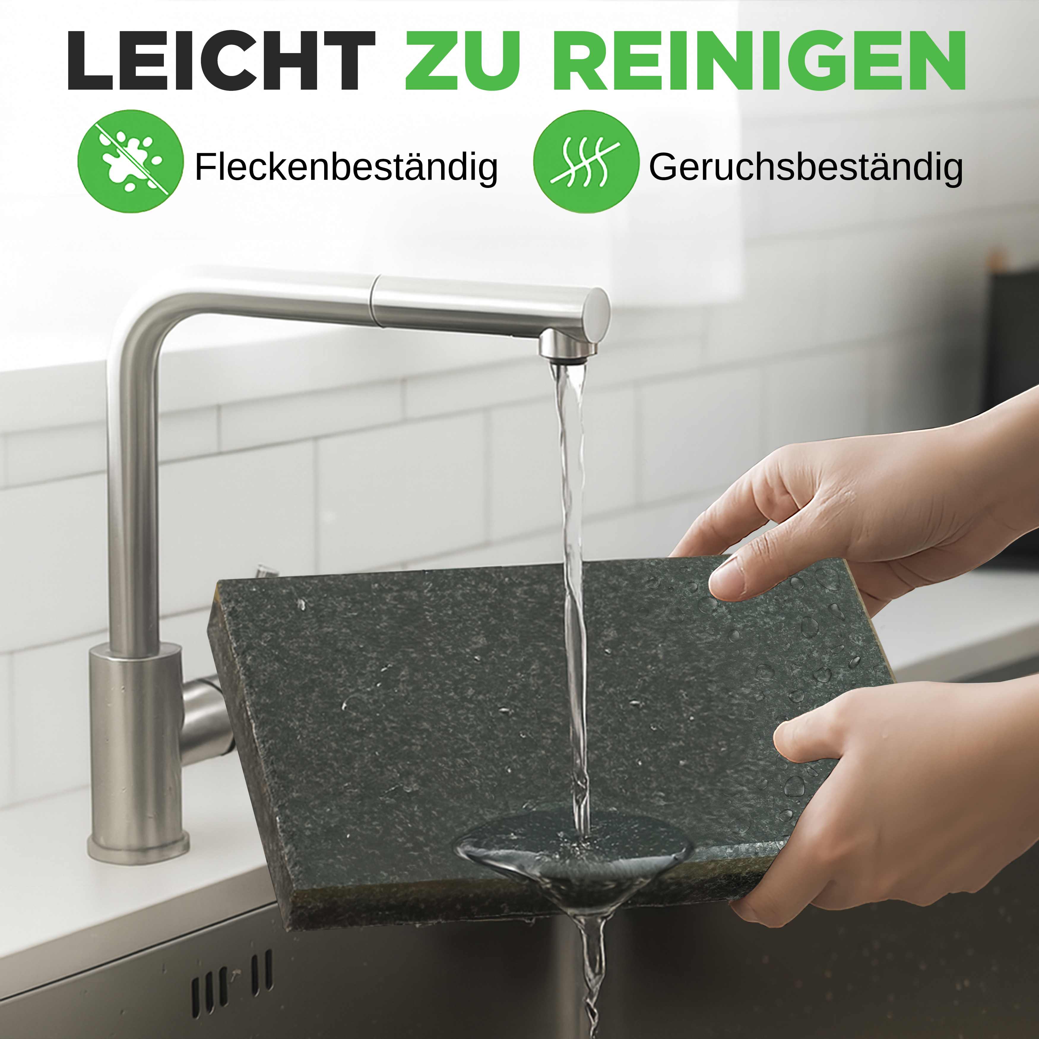 Ein Steinblock wird unter fließendem Wasser gereinigt, um Flecken und Gerüche zu entfernen.