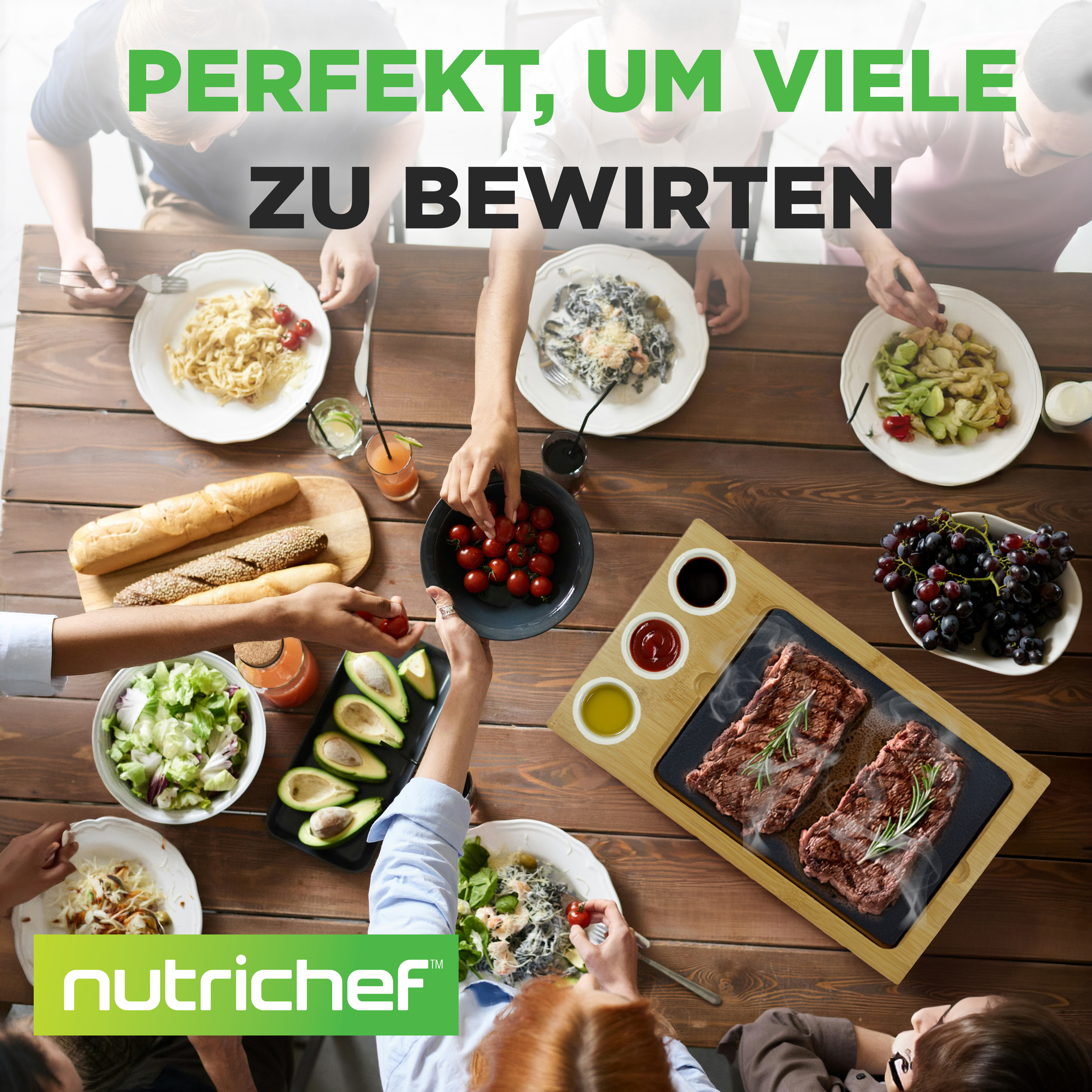 Ein gedeckter Tisch mit verschiedenen Gerichten, darunter Steaks, Pasta und Salate.