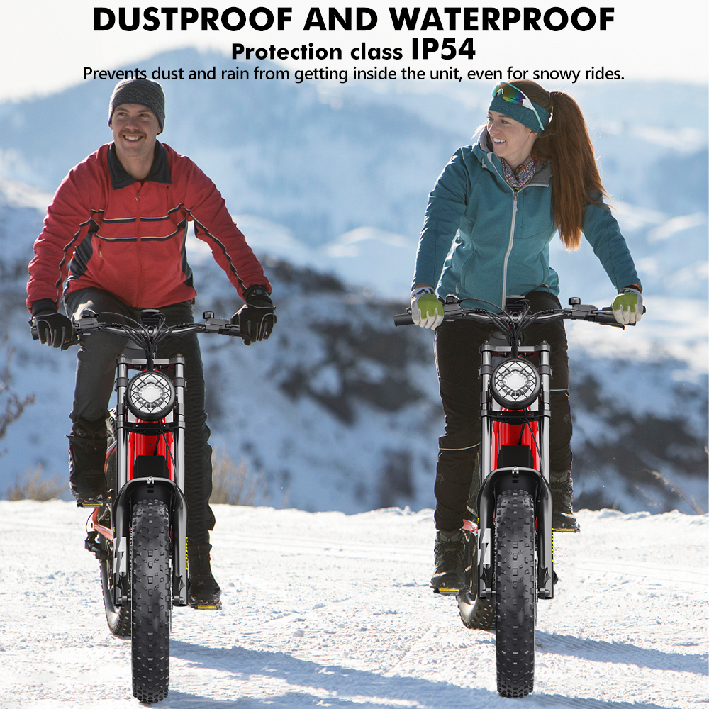 Due persone in bici elettriche da neve, con testo su protezione antipolvere e impermeabile.
