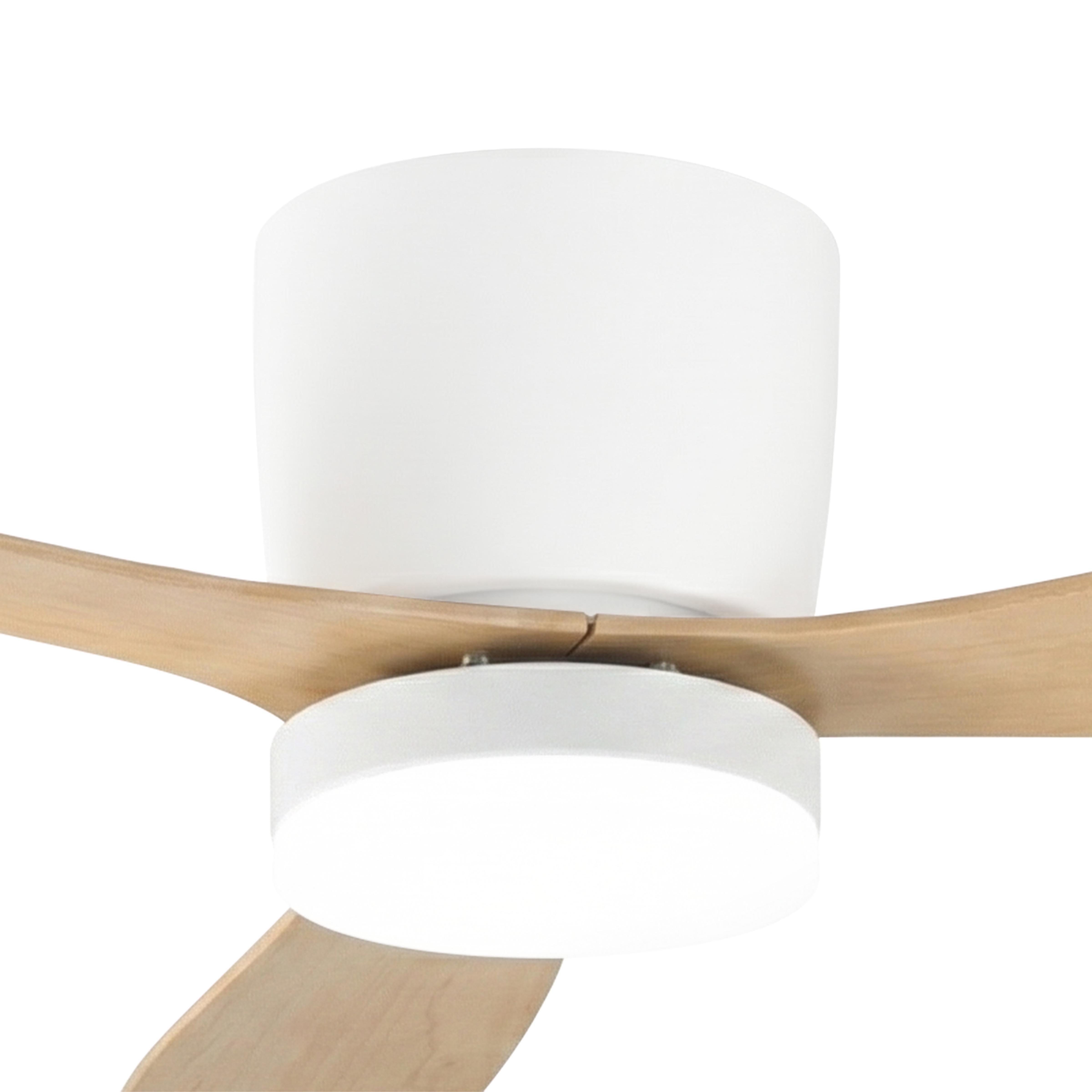 Un ventilador de techo blanco con aspas de madera y luz LED integrada.
