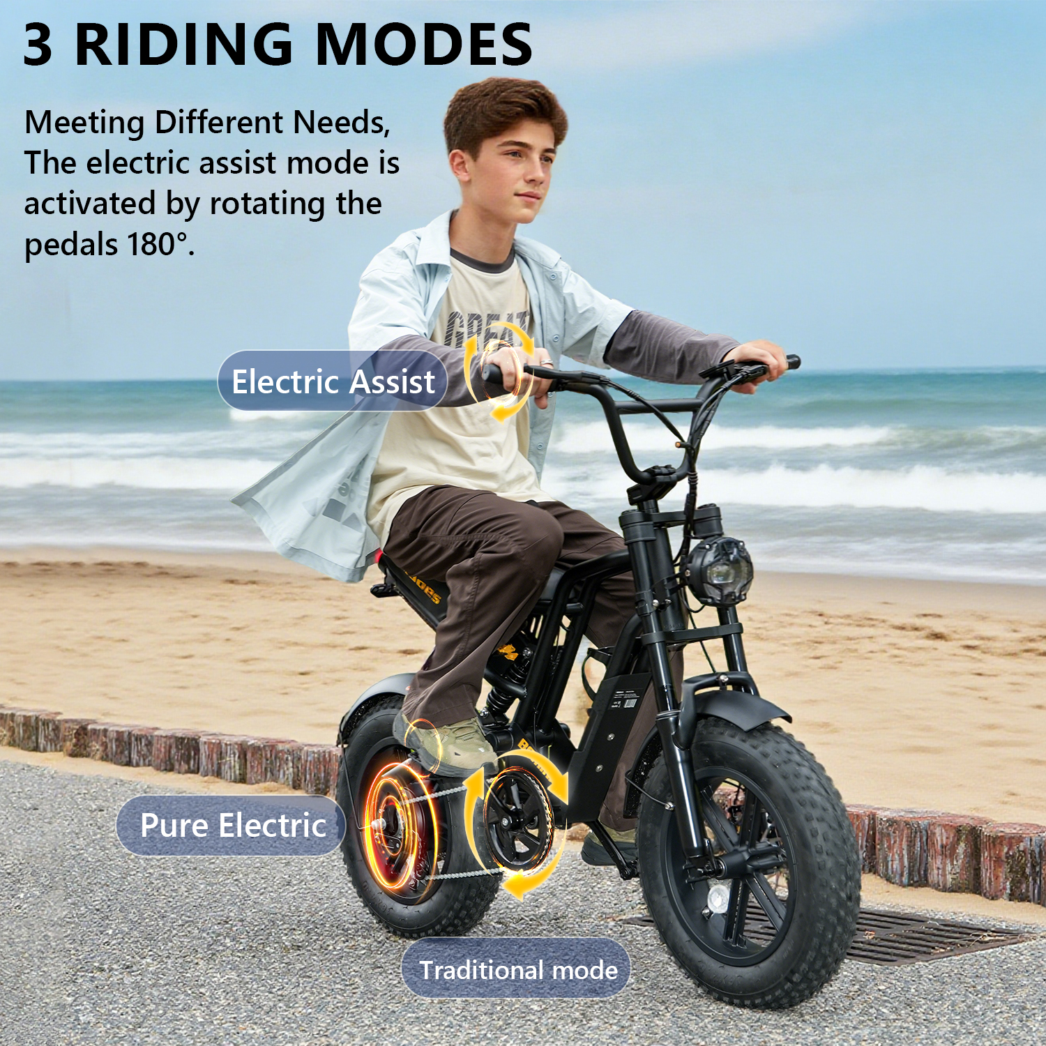 Un ragazzo guida una e-bike sulla spiaggia, mostrando tre modalità: Pura Elettrica, Assistenza Elettrica, Tradizionale.