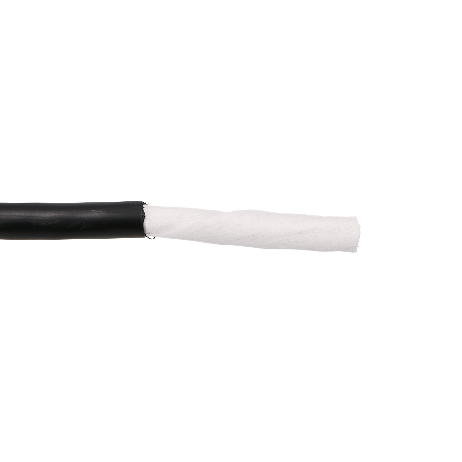 Czarny kabel z odsłoniętym białym rdzeniem na białym tle.