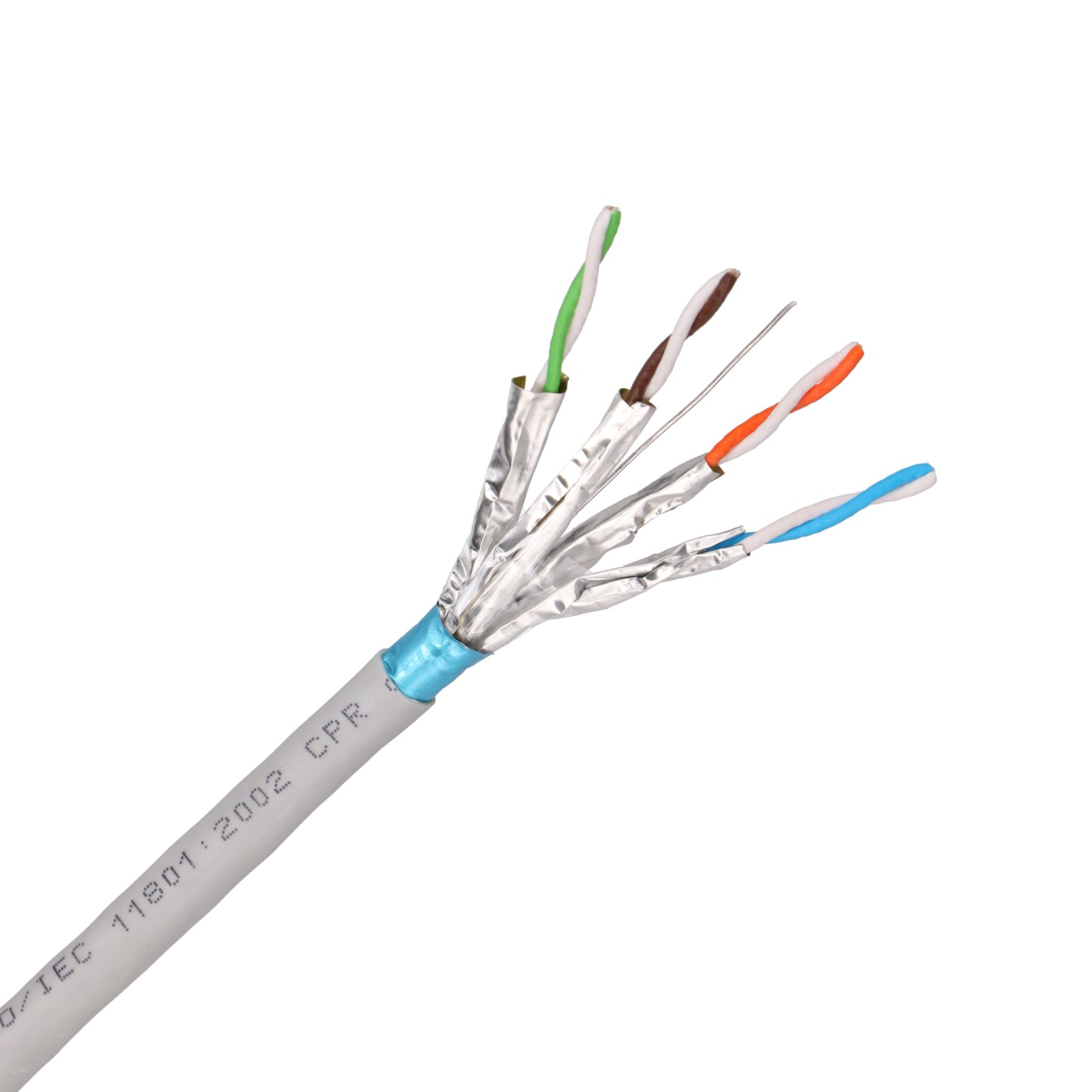 Kabel sieciowy z odsłoniętym ekranem i kolorowymi żyłkami, na białym tle.