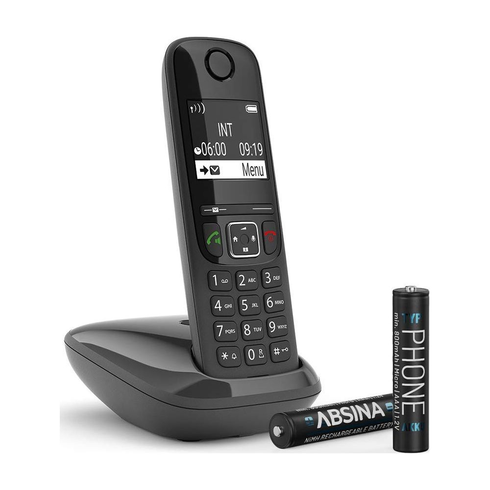 Un téléphone sans fil avec sa base de chargement et deux piles AAA à côté.