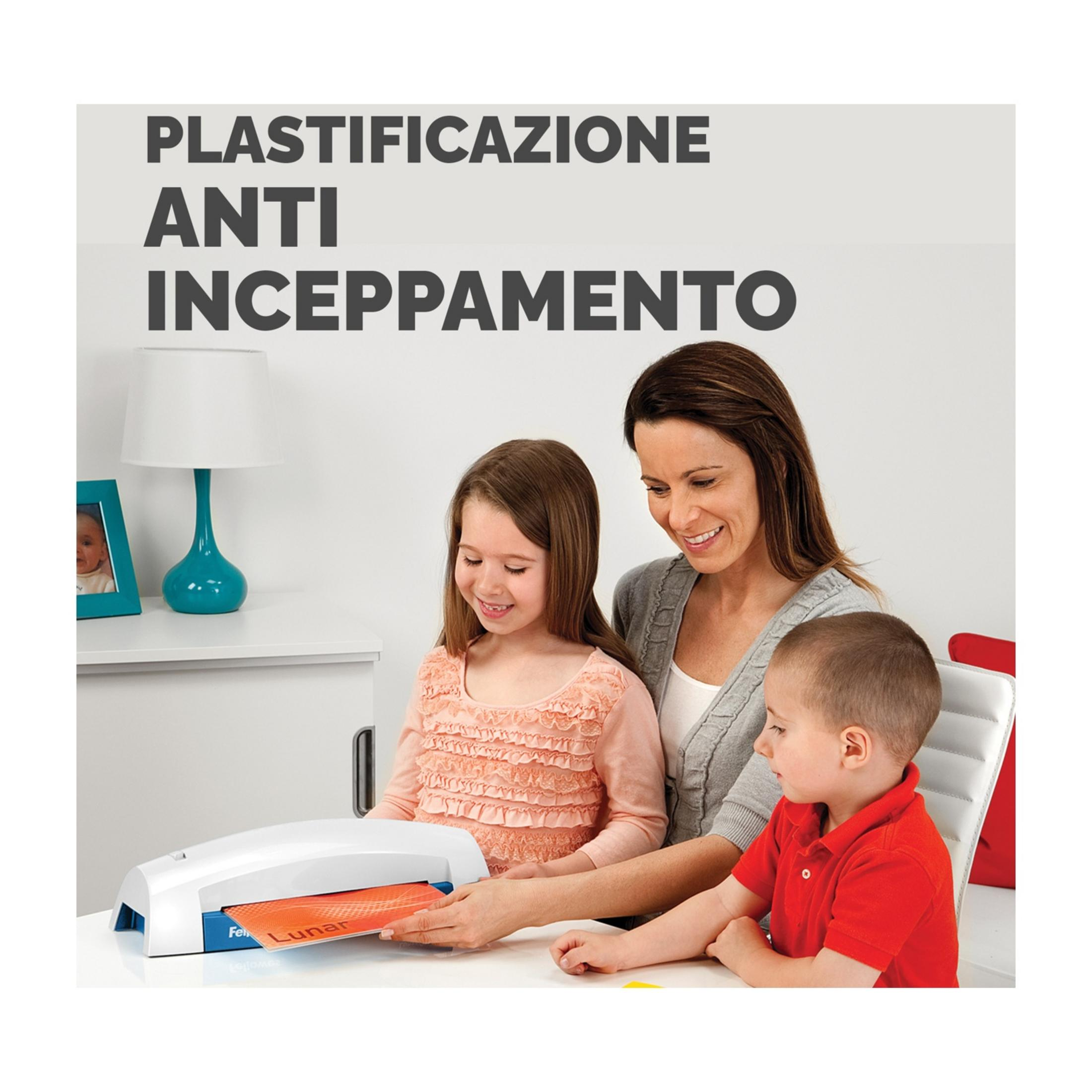 Mutter und Kinder benutzen Laminiergerät. Text: "PLASTIFICAZIONE ANTI INCEPPAMENTO".