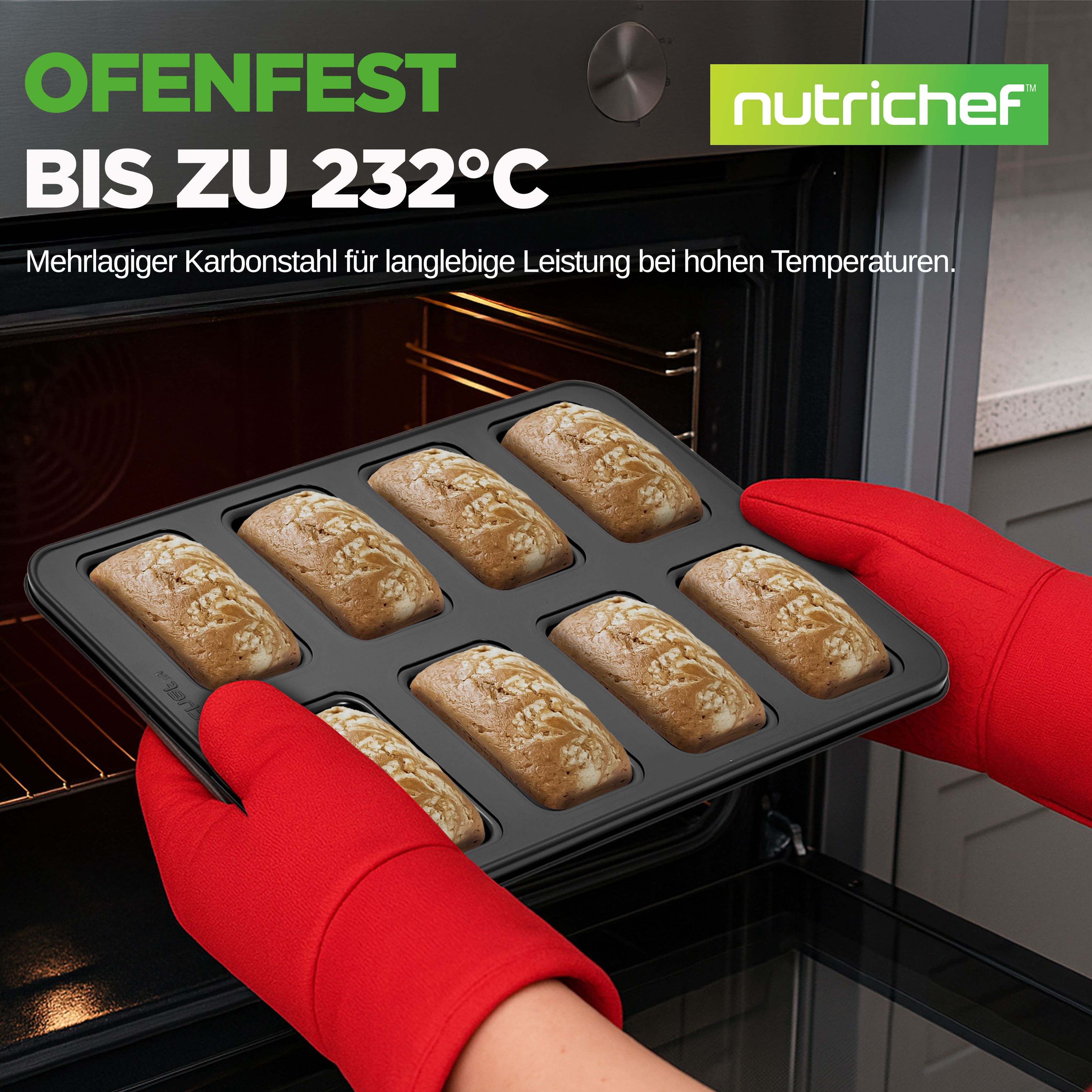 Rote Ofenhandschuhe halten eine Backform mit 8 gebackenen Broten in einem Ofen.