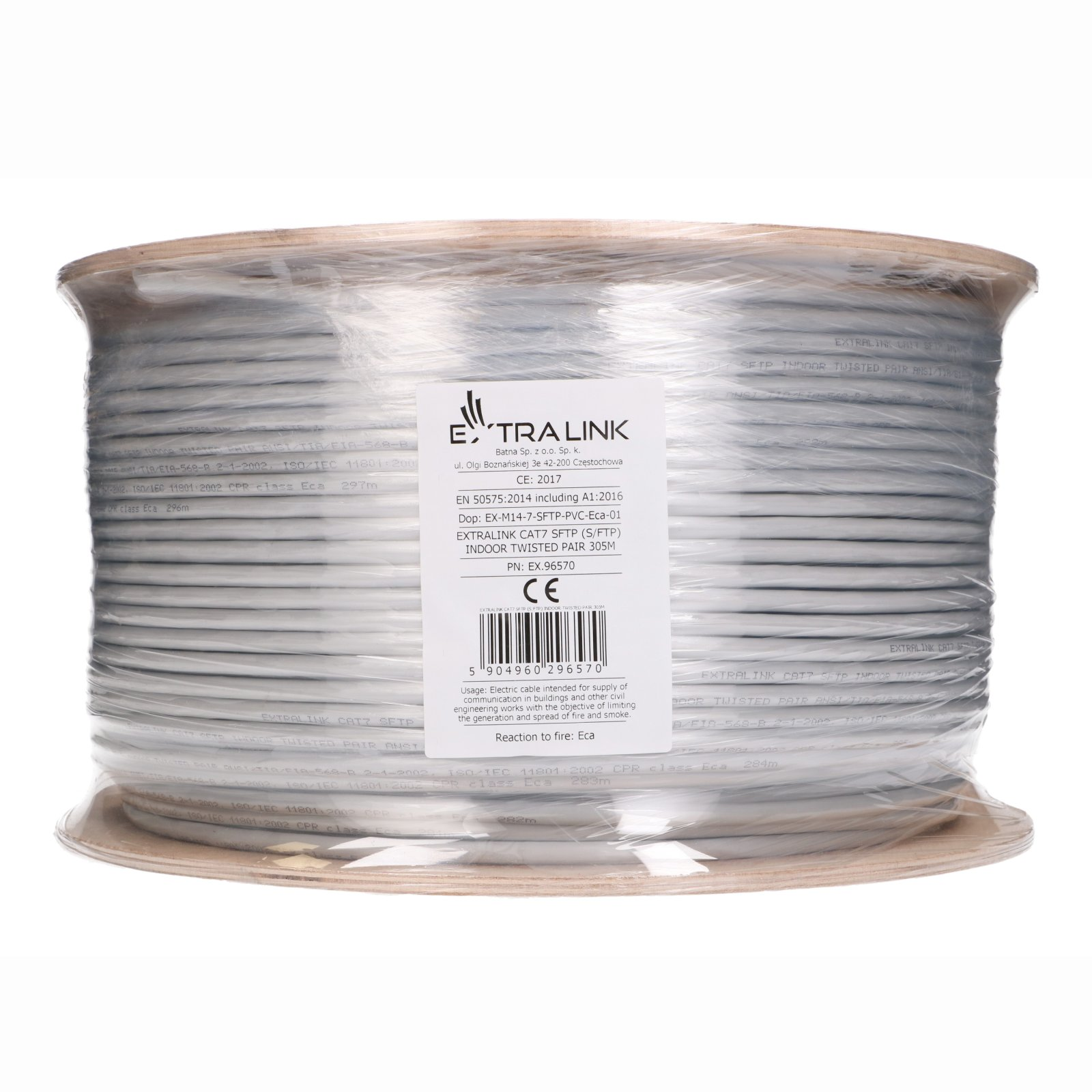 Szpula białego kabla Ethernet owiniętego w plastik. Widoczna jest etykieta.