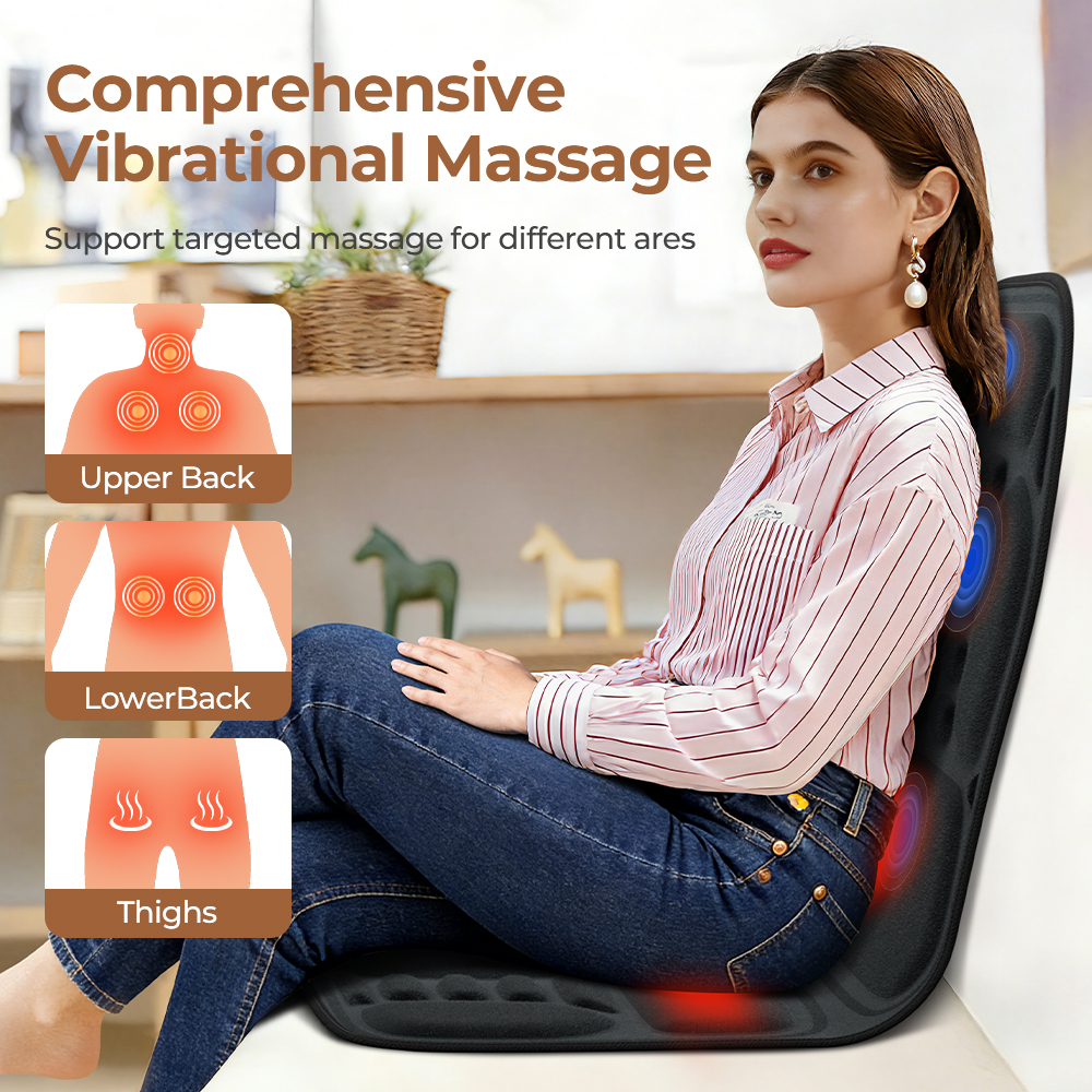 Frau sitzt auf einer Vibrationsmassageauflage, die Nacken-, Rücken- und Oberschenkelmassage anzeigt.