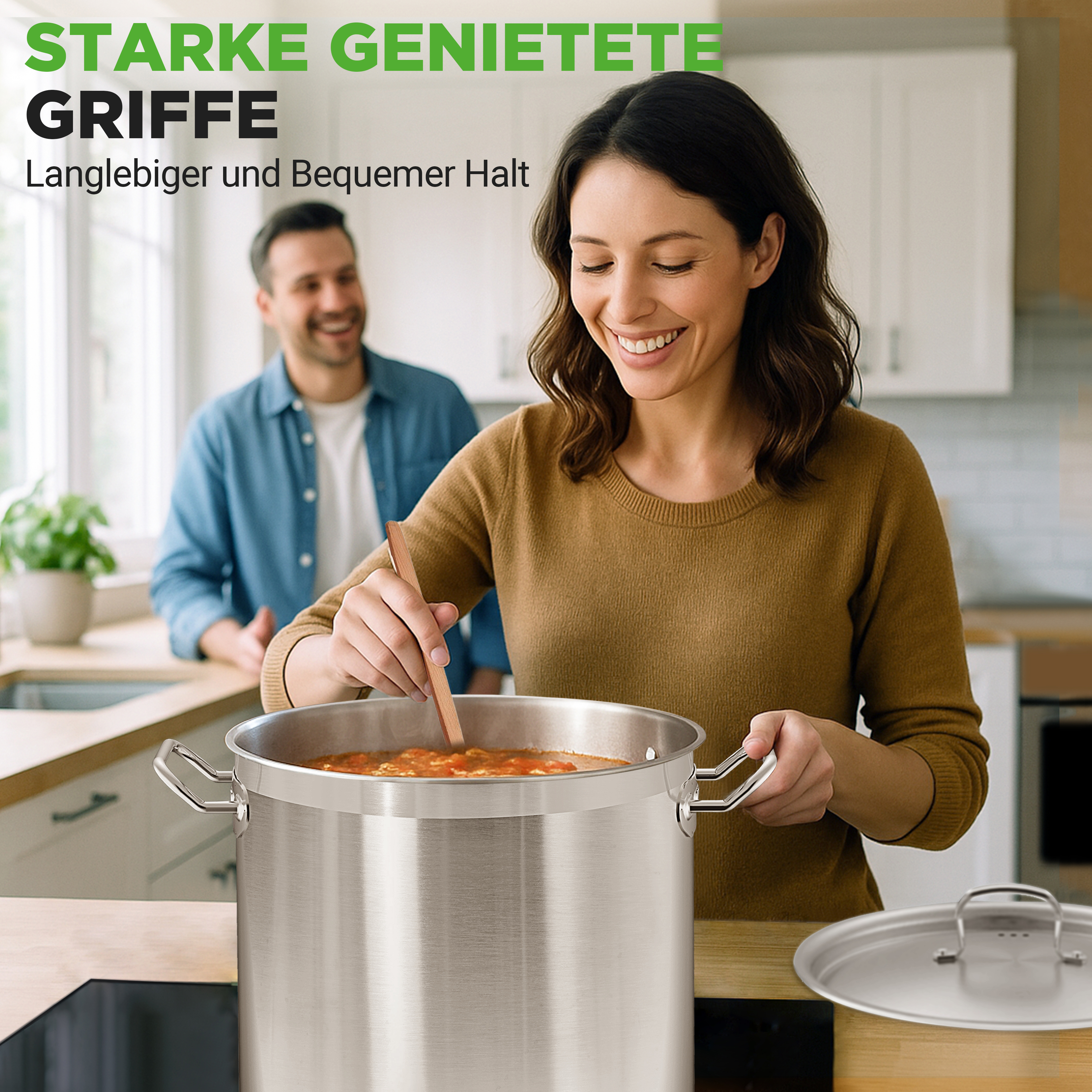Frau rührt in einem großen Topf, Mann lächelt im Hintergrund.