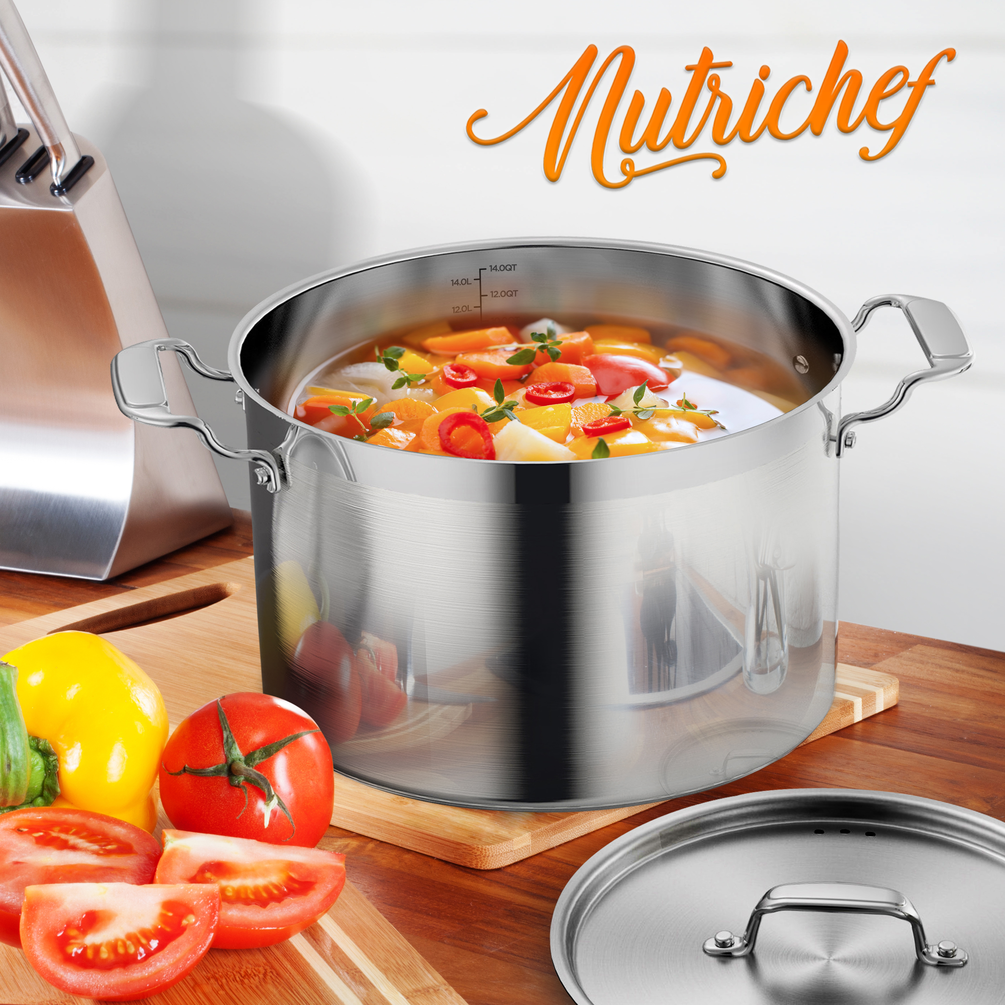 Ein großer Kochtopf mit Gemüse und Gewürzen, daneben Tomaten und ein Messerblock.