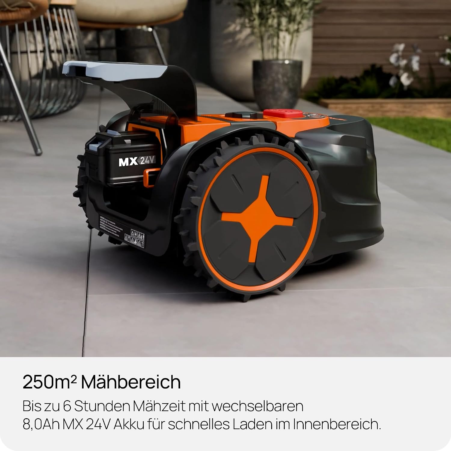 Ein orange-schwarzer Mähroboter mit MX 24V Akku steht auf einer Steinterrasse.