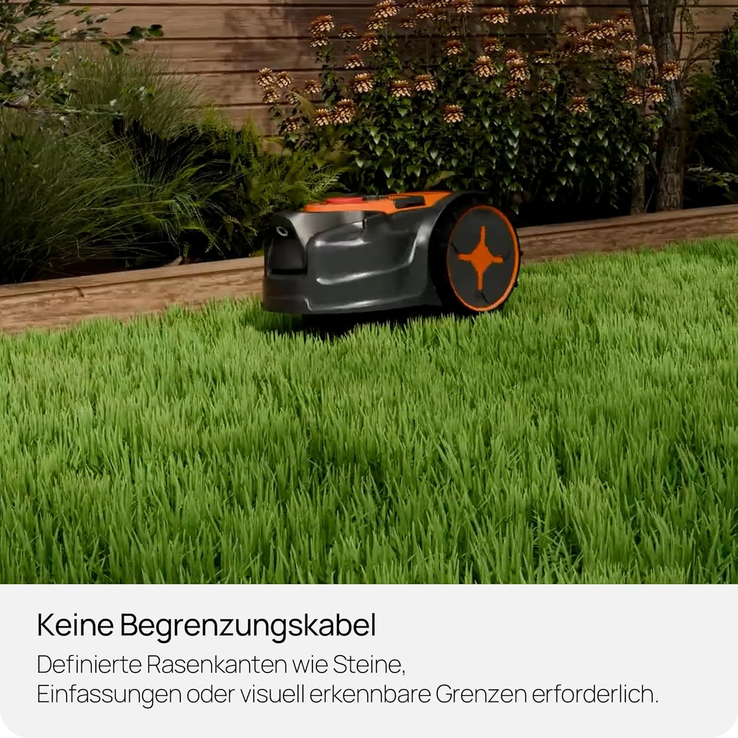 Ein Mähroboter steht auf einem perfekt getrimmten Rasen vor einem Holzzaun und Büschen.