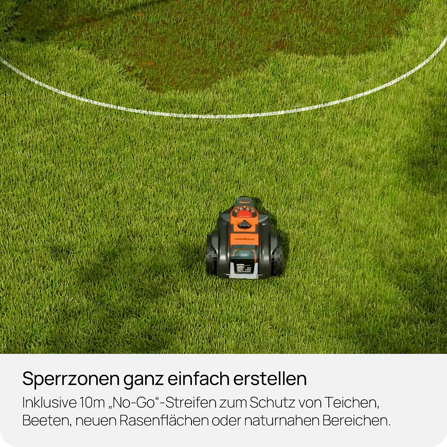 Ein Mähroboter auf einem grünen Rasen mit einer weißen Begrenzungslinie.