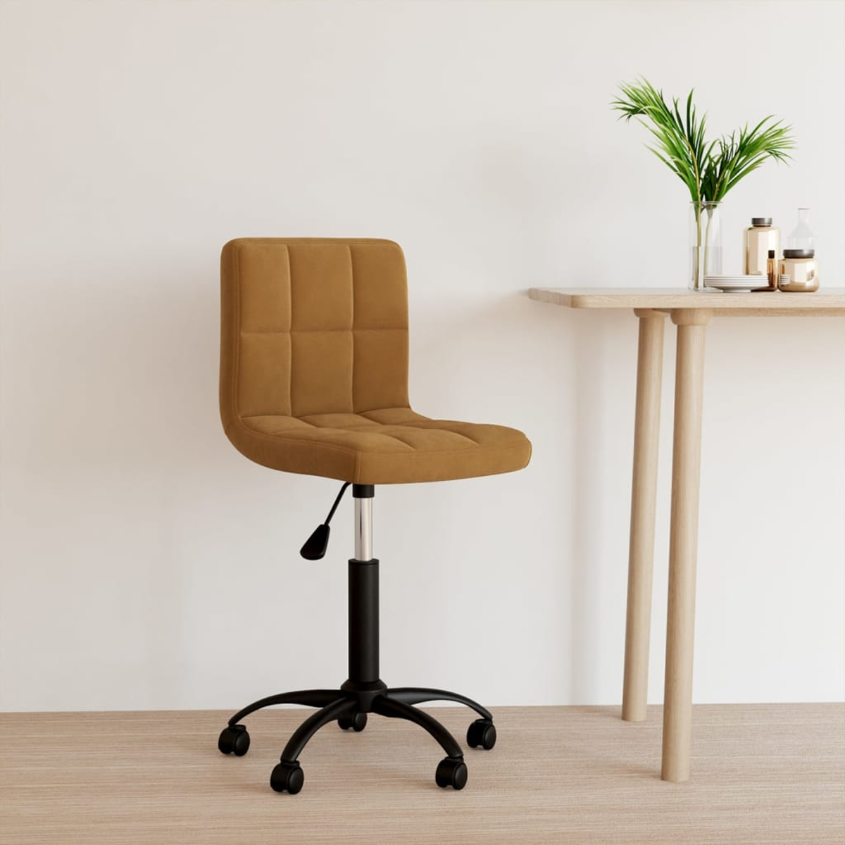 Ein brauner Bürostuhl mit Rollen steht neben einem Holztisch mit Vasen und Gläsern.