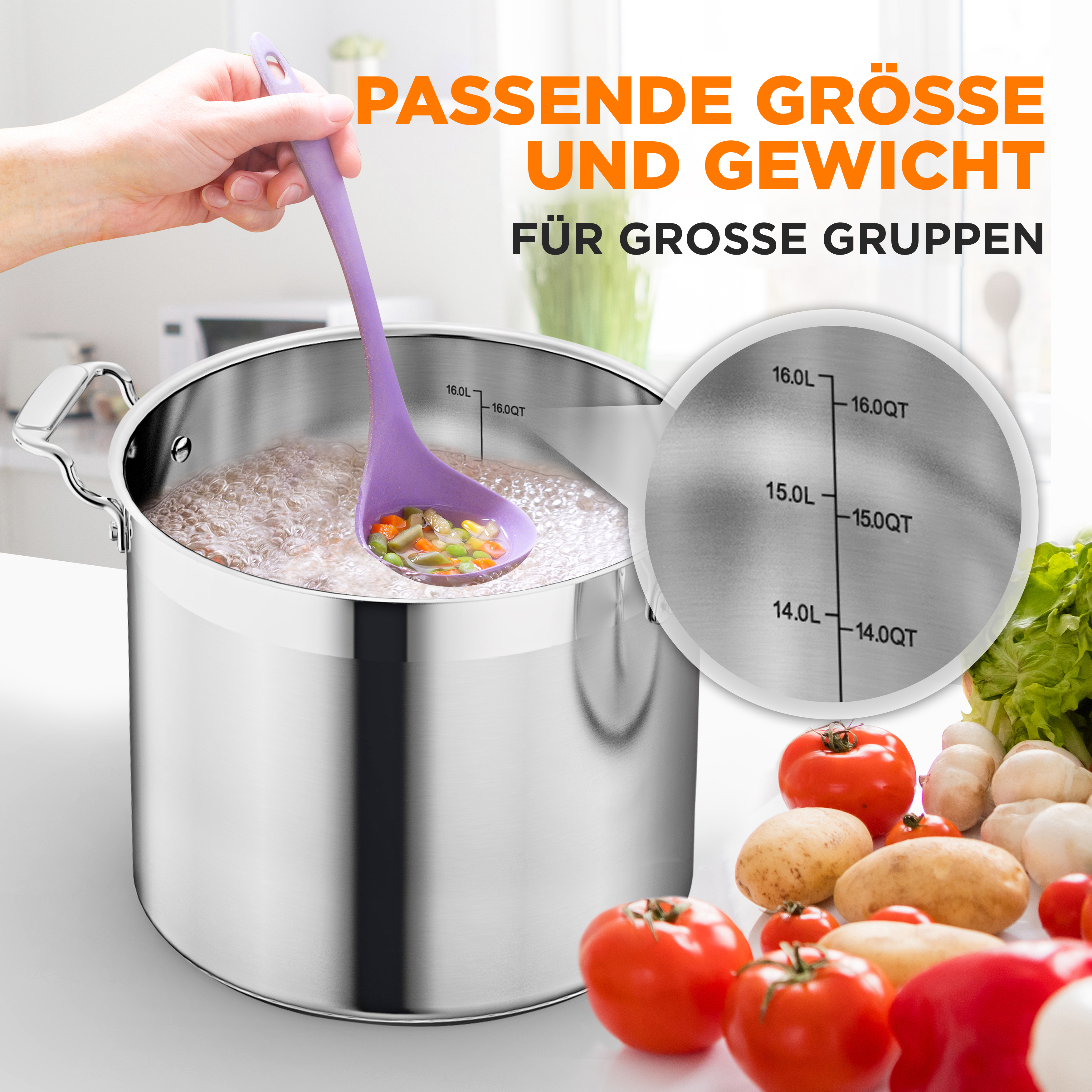 Eine Hand hebt einen lila Schöpflöffel aus einem Topf mit kochendem Wasser, Gemüse im Löffel.