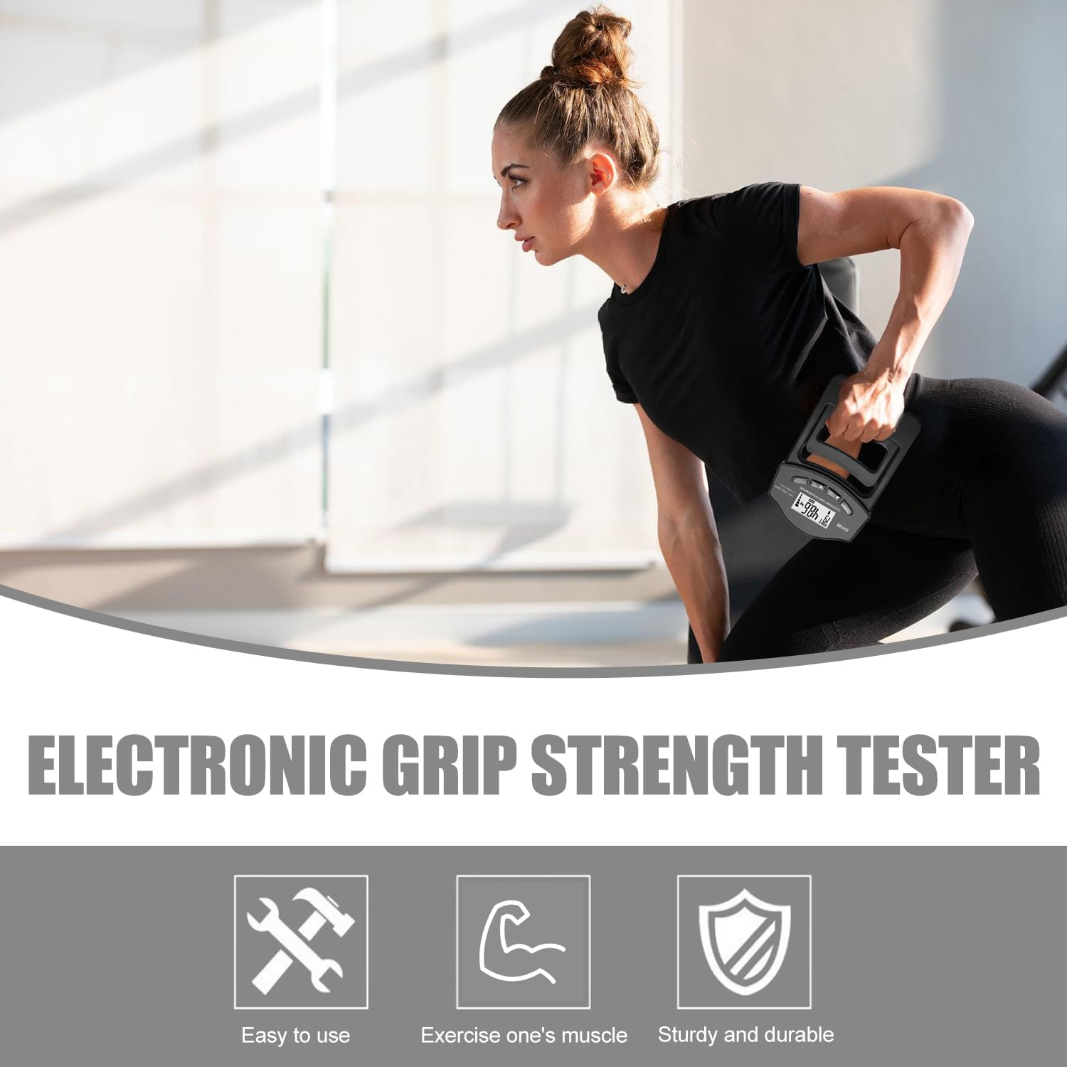 Eine Frau im schwarzen Sport-Outfit benutzt einen elektronischen Griffkrafttester in einem Fitnessstudio.