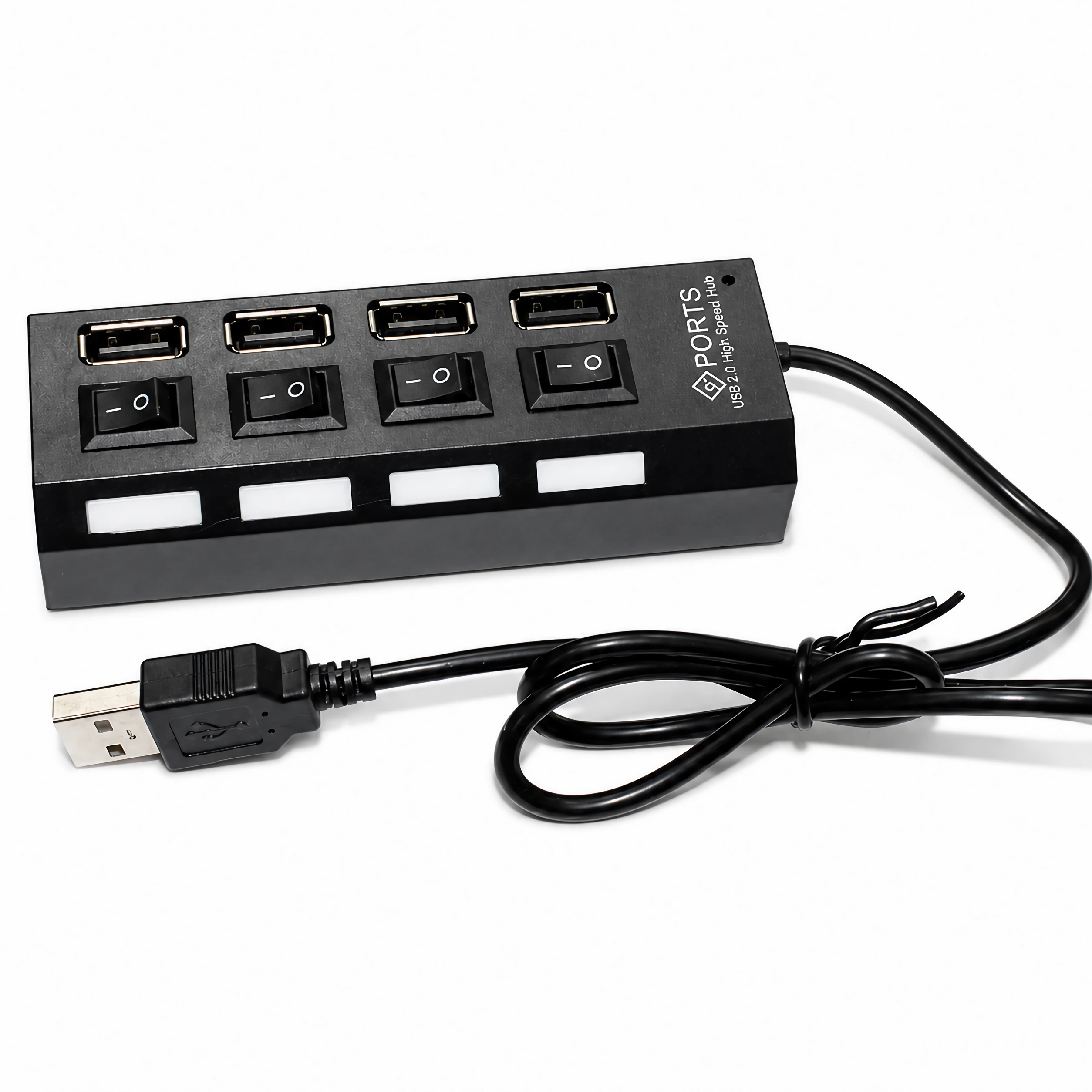 Schwarzer 4-Port-USB-Hub mit Schaltern und USB-Kabel auf weißem Hintergrund.