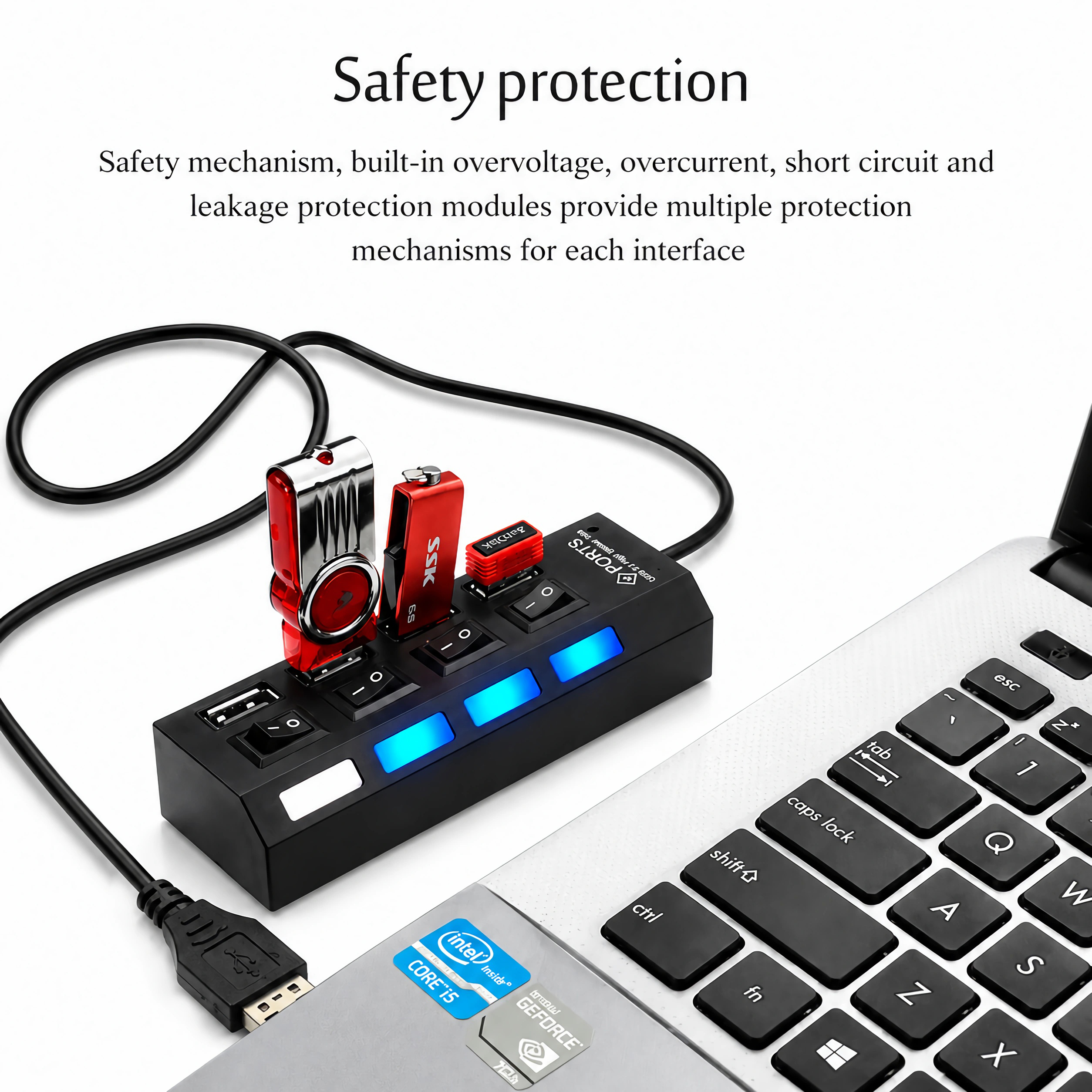 Schwarzer USB-Hub mit roten USB-Sticks und Laptop-Tastatur.