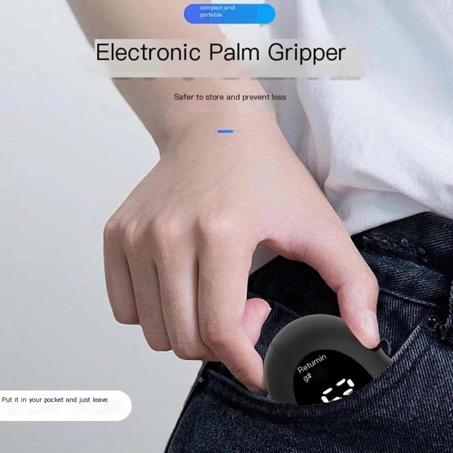 Eine Hand legt einen schwarzen, elektronischen Handtrainer in eine Jeanstasche.