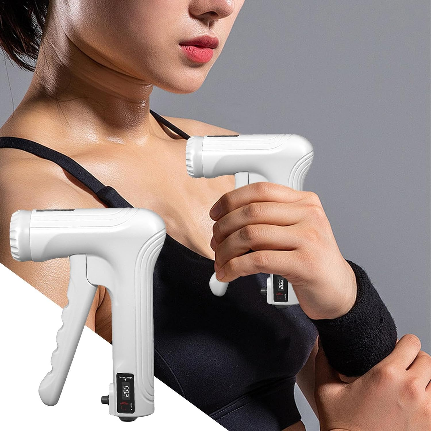 Eine Frau hält einen weißen digitalen Handgriff-Trainer mit einem schwarzen Armband.