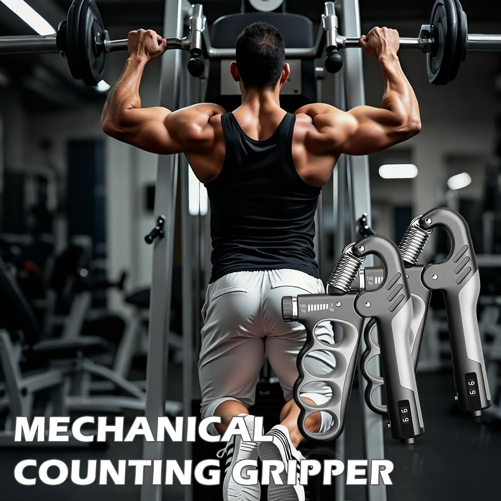 Mann im Fitnessstudio mit Hantel, Greiftrainer im Vordergrund.