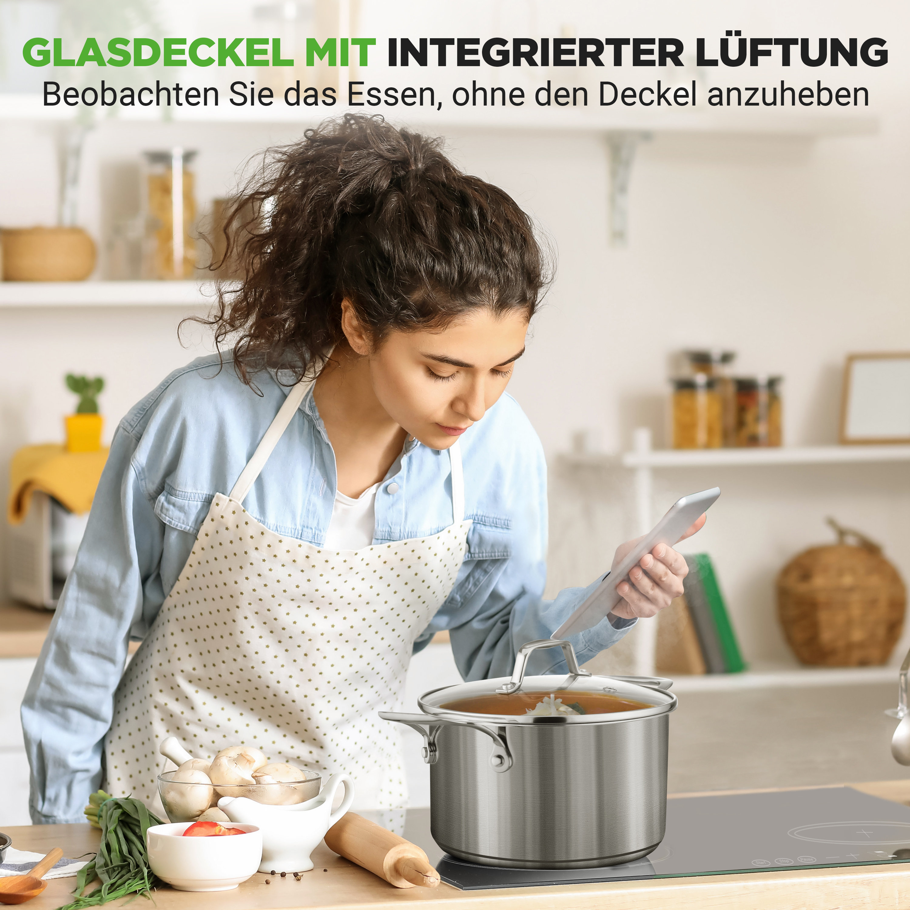 Eine Frau blickt auf ein Tablet, während sie in einer Küche kocht.