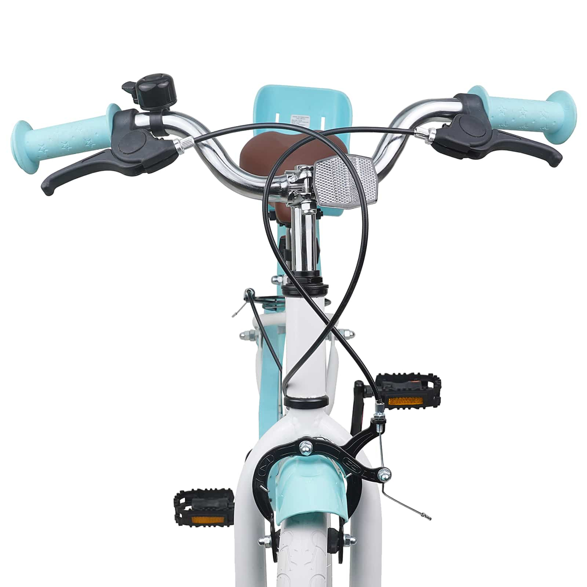 Ein weißes Kinderfahrrad mit blauen Griffen, einem braunen Sattel und einem blauen Kindersitz.