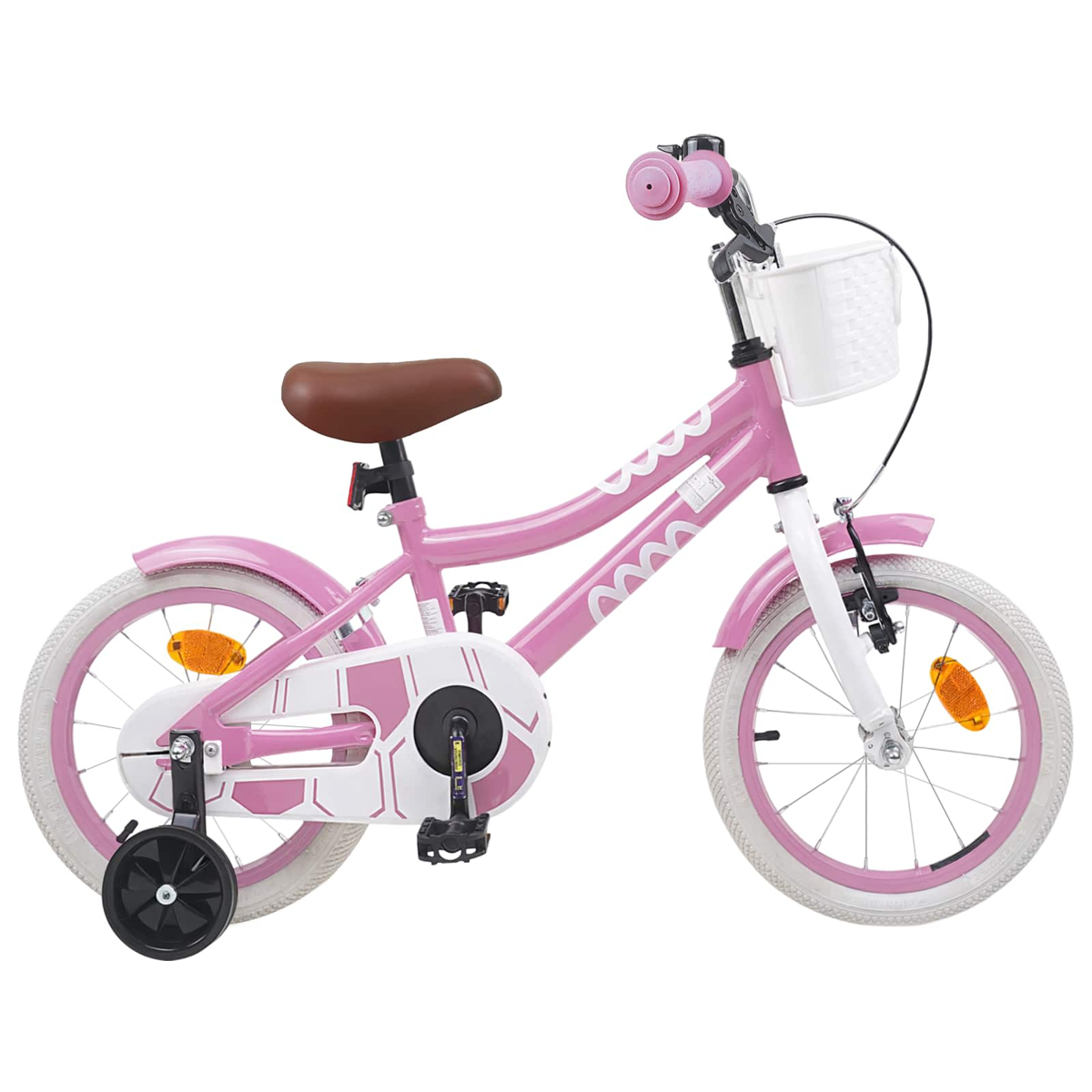 Ein rosafarbenes Kinderfahrrad mit braunem Sattel, weißem Korb und Stützrädern.