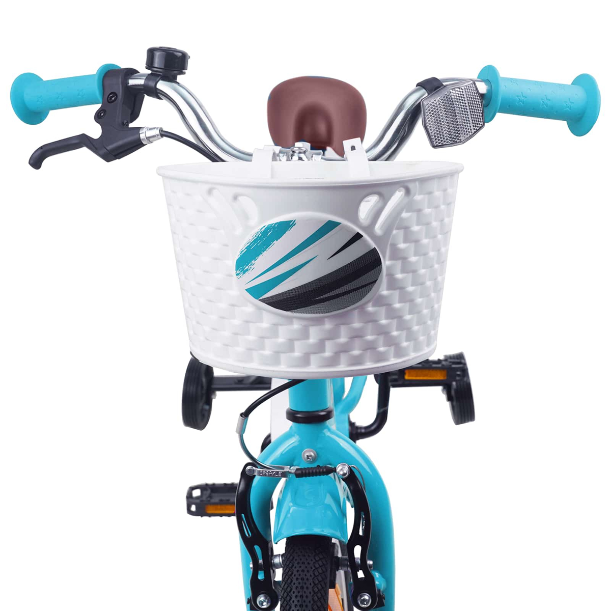 Ein türkisfarbenes Kinderfahrrad mit weißem Korb, braunem Sattel und Stützrädern.
