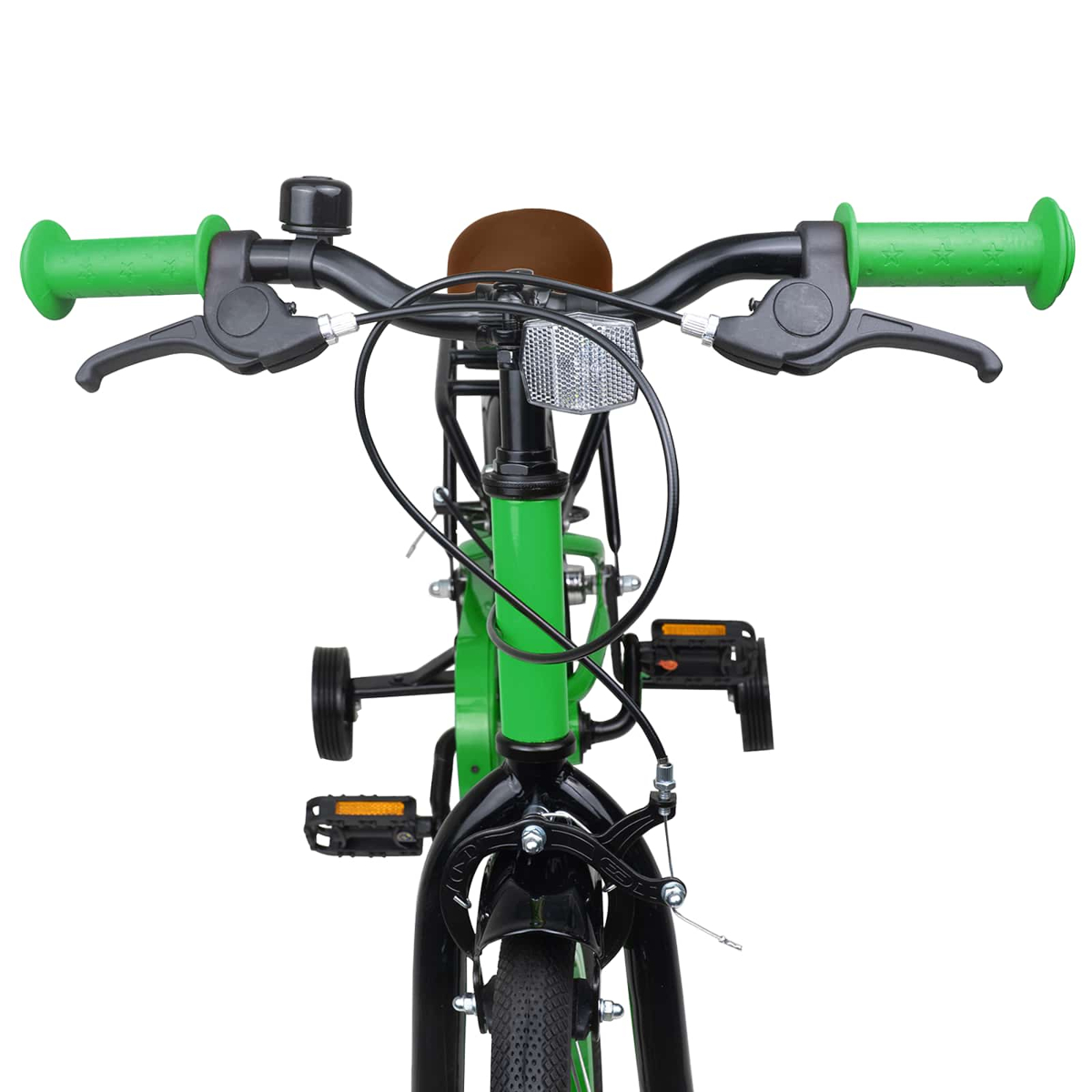 Grünes Kinderfahrrad mit Stützrädern, braunem Sattel, Lenker und Klingel.