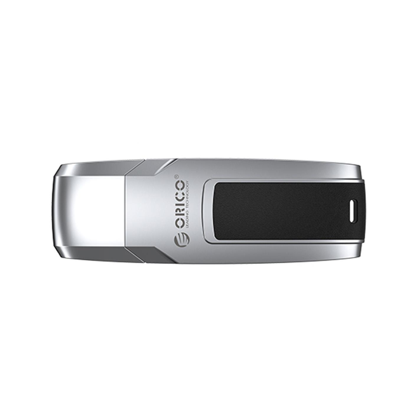 Siyah vurgu ve logolu gümüş USB bellek.