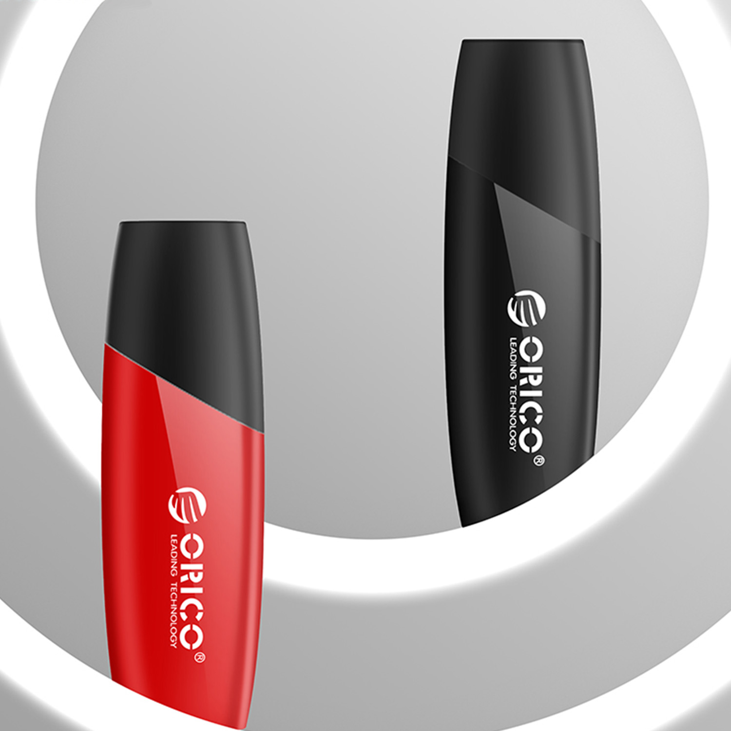 Kırmızı ve siyah ORICO USB bellekler gri zeminde duruyor.