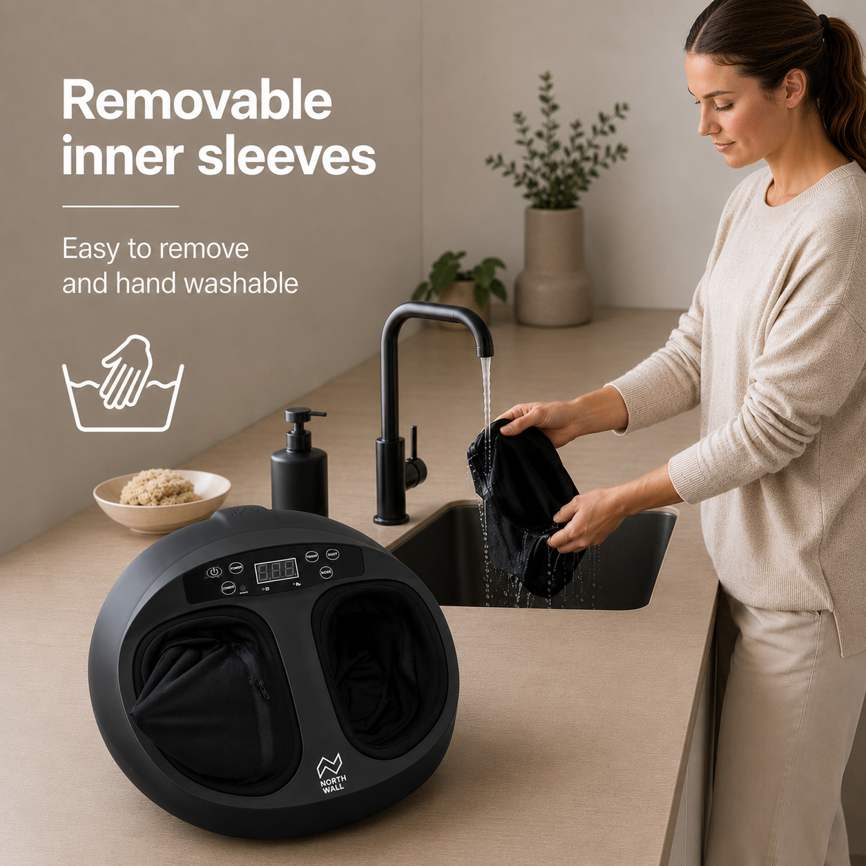 Een vrouw wast een zwarte hoes in een gootsteen naast een voetmassager.
