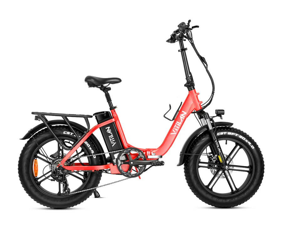 Ein rotes Vitilan faltbares E-Bike mit dicken Reifen und Gepäckträger, isoliert auf Weiß.
