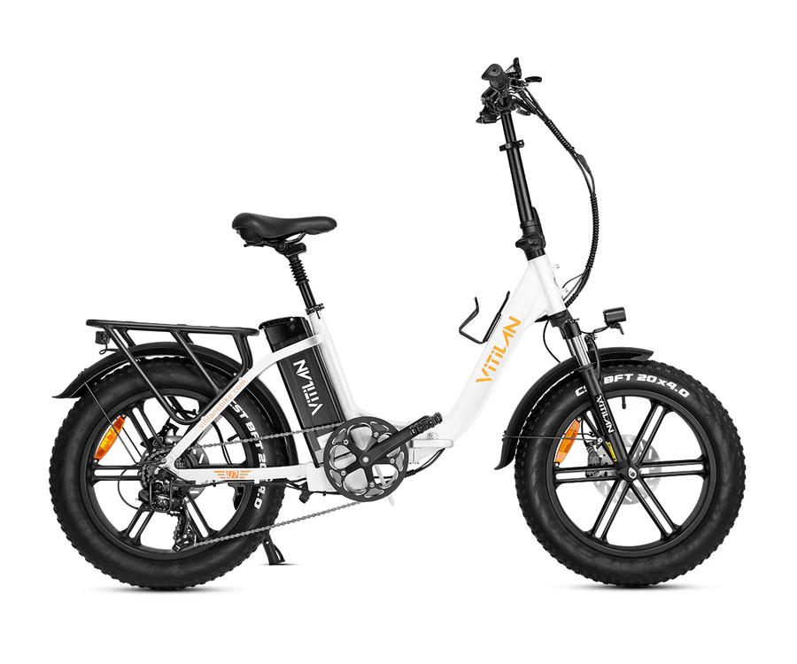 Ein weißes faltbares E-Bike mit schwarzen Fat-Reifen, Gepäckträger und Scheinwerfer.